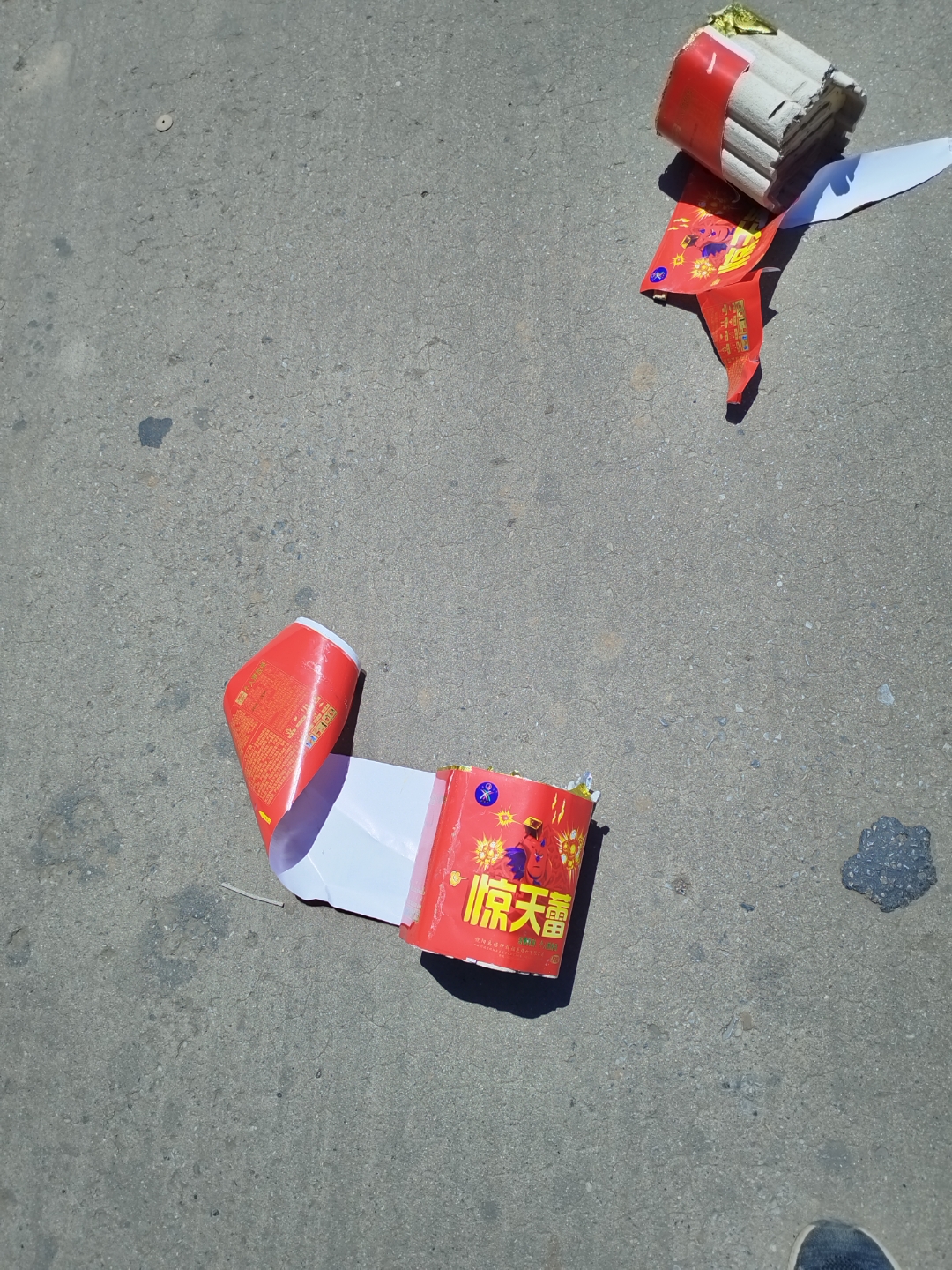 大多数地方应该是过年,结婚燃放这种礼花弹,但是我见到这里是出殡时