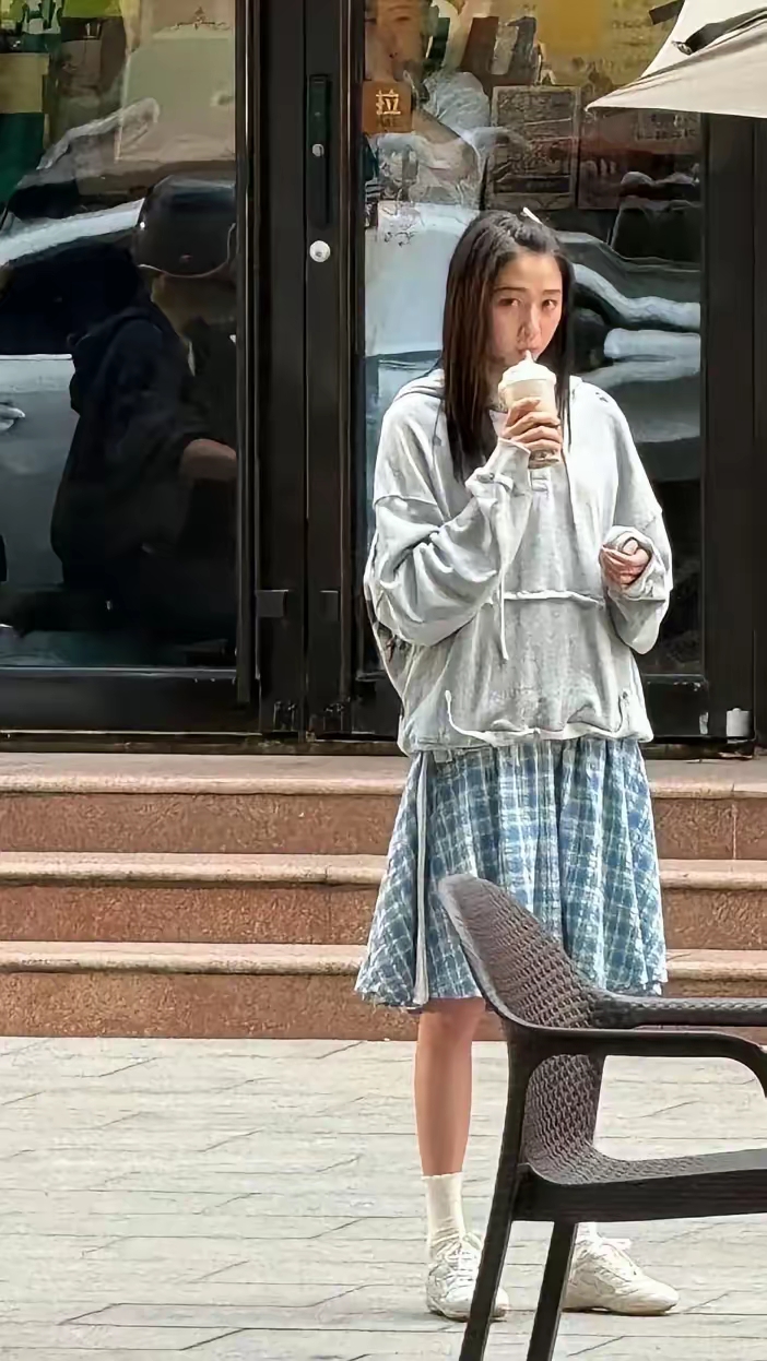 而此次她单独现身的场景,更 路人眼中的关晓彤