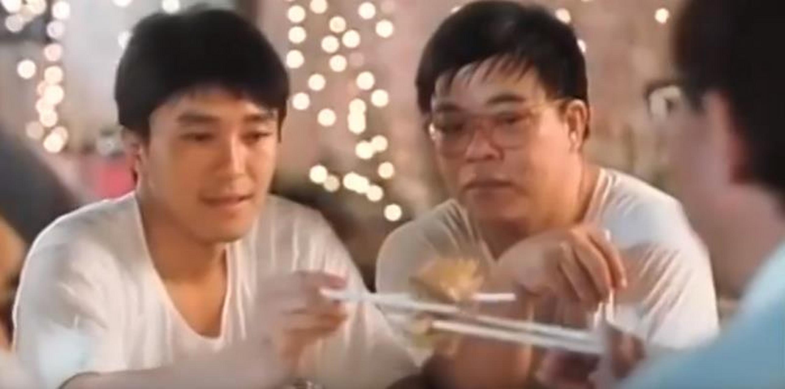 在电影《豪门夜宴》中,临近结尾处,有这么一个镜头,周星驰和"冷面笑匠