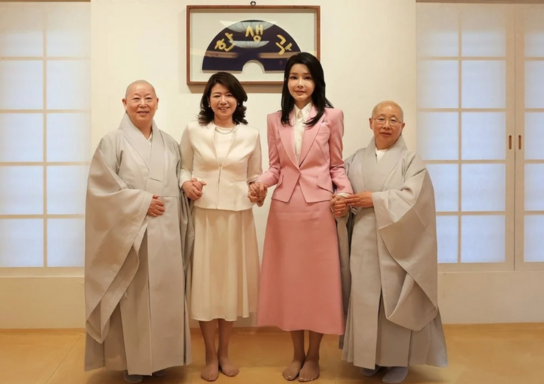 韩国第一夫人金建希和日本第一夫人岸田裕子同框.