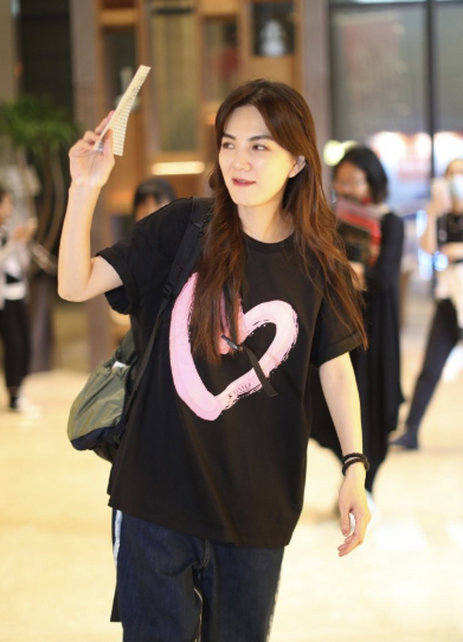 ella陈嘉桦笑容满面,当初she中的假小子越来越有女人味.