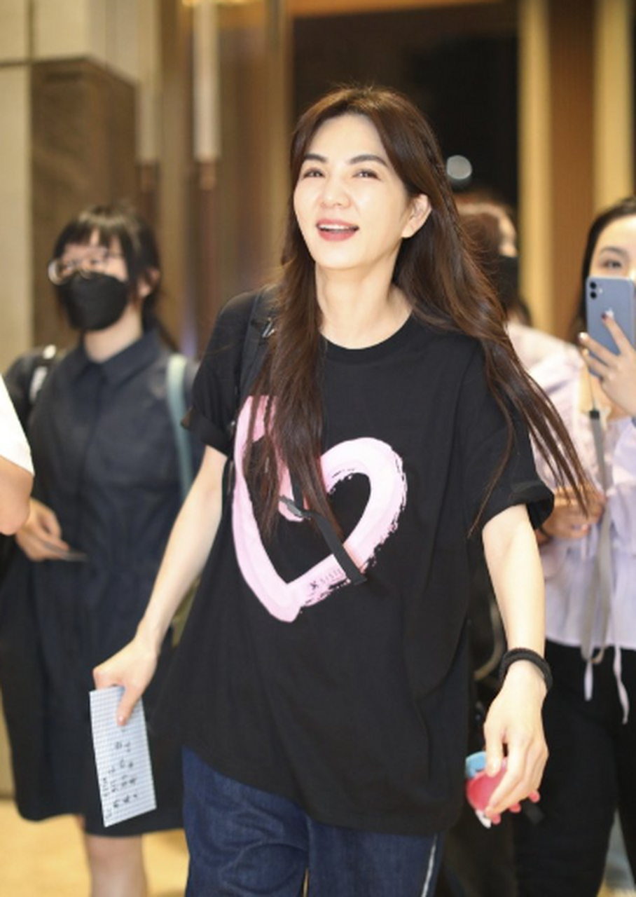 ella陈嘉桦笑容满面,当初she中的假小子越来越有女人味.