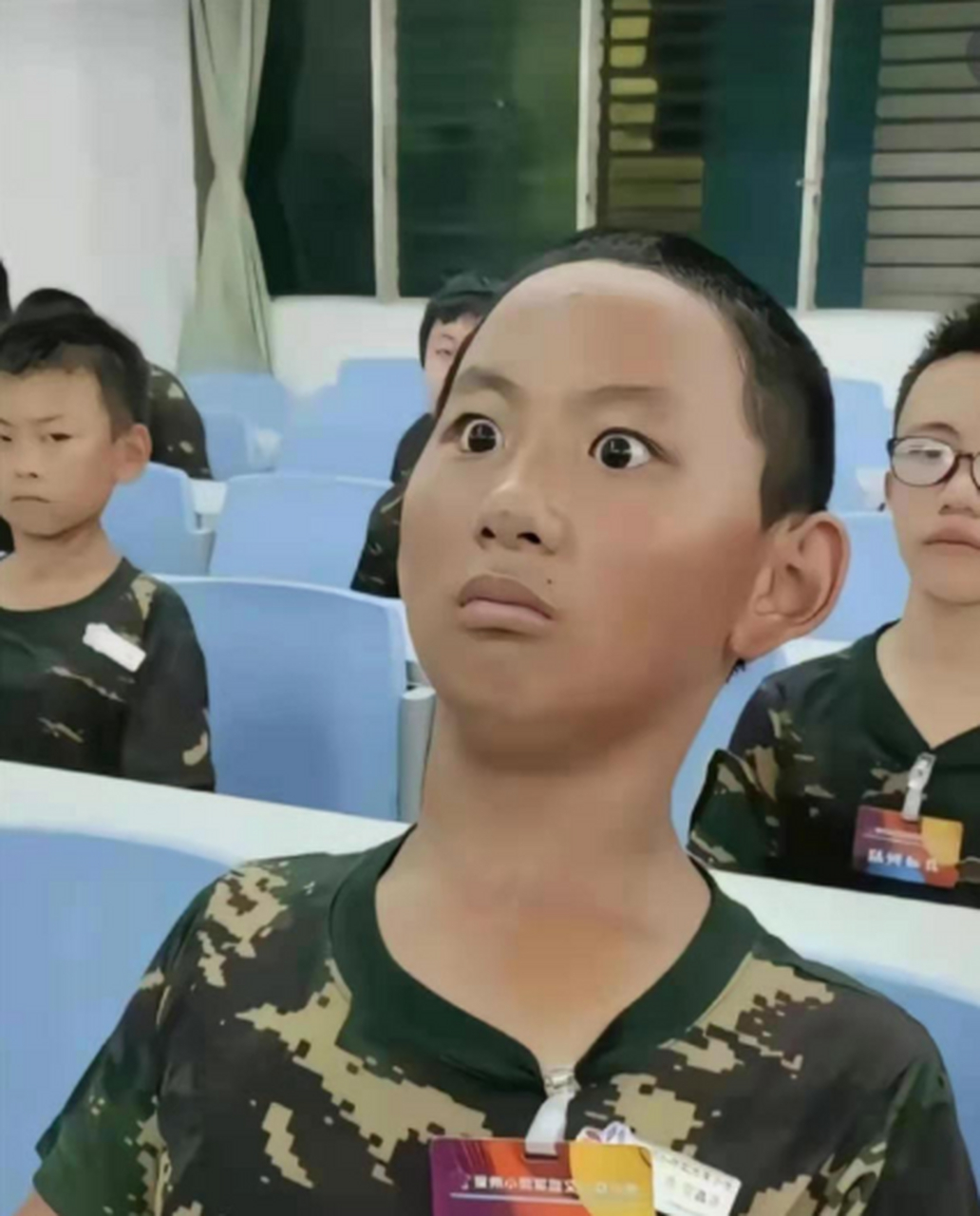 哥们儿,哥们!坚毅的眼神,道路在前方,你是入党还是参军?