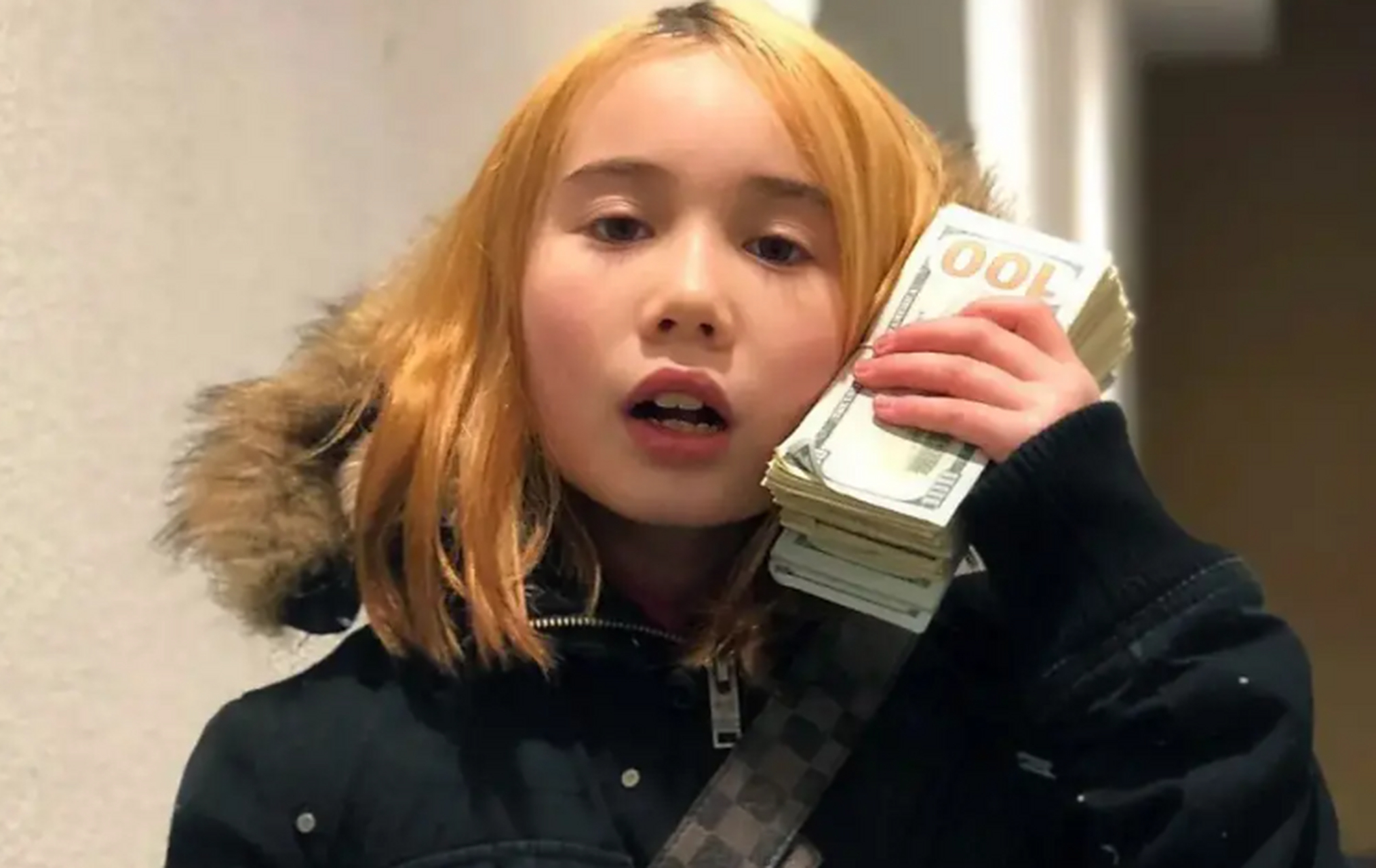 美国lil tay这个名字在网上走红,她出名不是靠颜,也是靠才华,而是靠