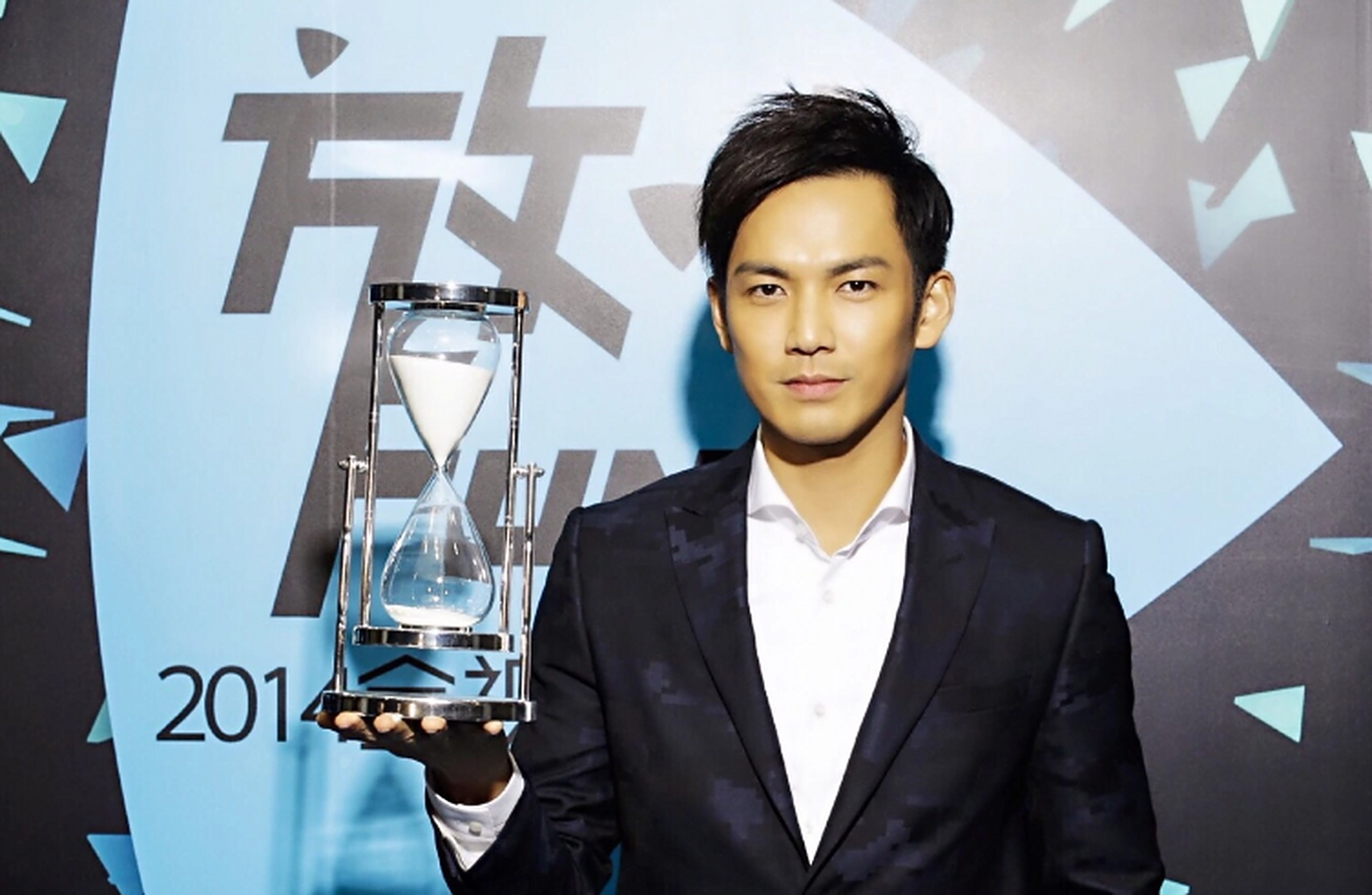 曾经一位女性朋友跟我说:天涯四美之一的钟汉良很帅,演过很多偶像剧.