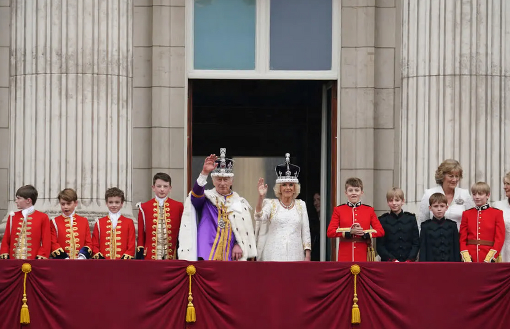 英联邦国王查理三世和王后卡米拉在白金汉宫阳台挥手致意.