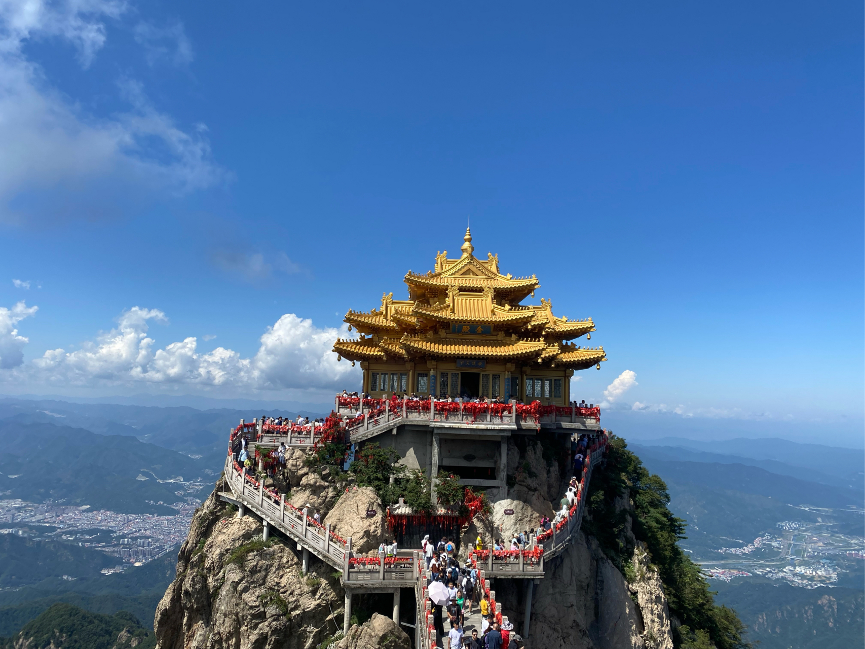 老君山金顶,仙境般的天堂.绿树簇拥,云雾缭绕,神秘而幽深.
