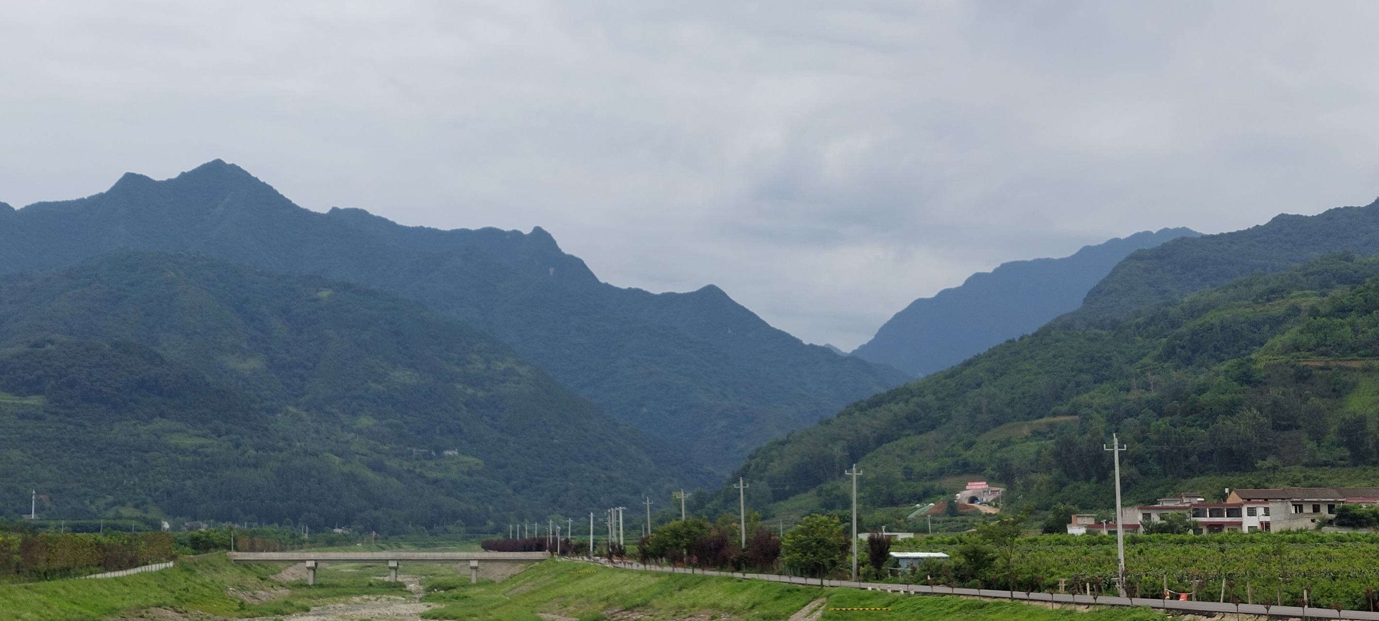 自驾游#关中环线全长400多公里,是围绕秦岭的一条观光路,自驾在关中