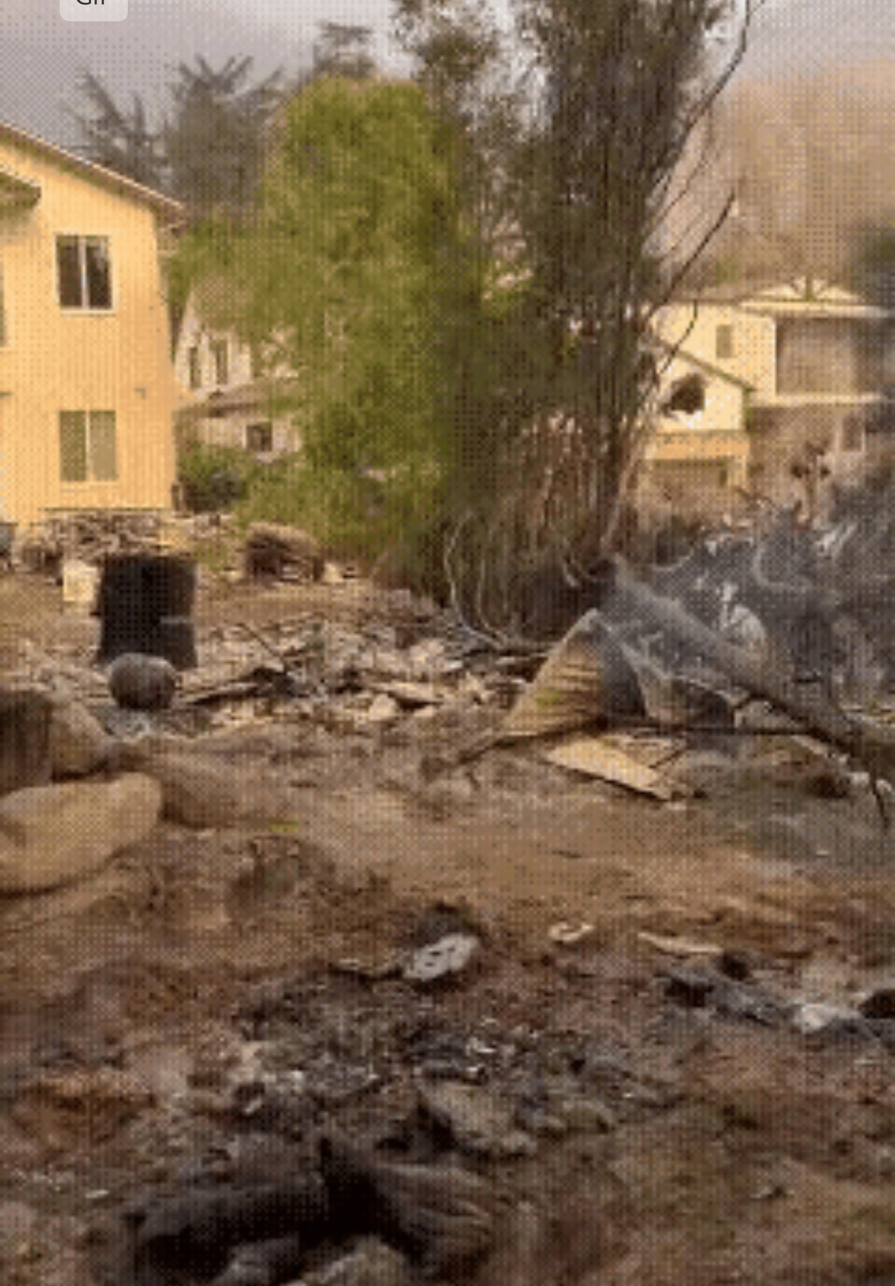 大火来临时,别的住户在在等待消防部门救援,大火开