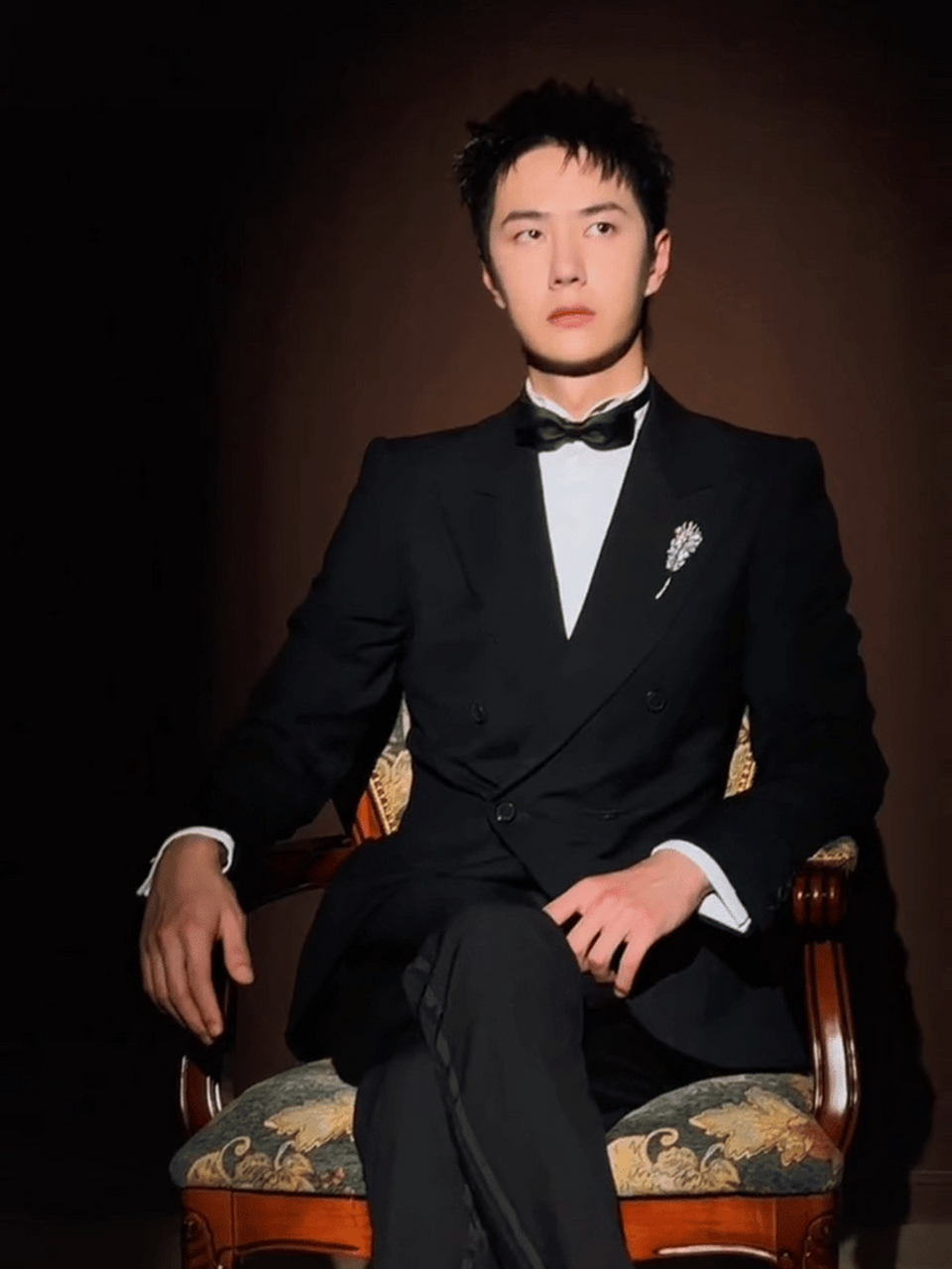 王一博对镜整理领结,这笔直的西装不愧是人间贵公子,高富帅上线  #王