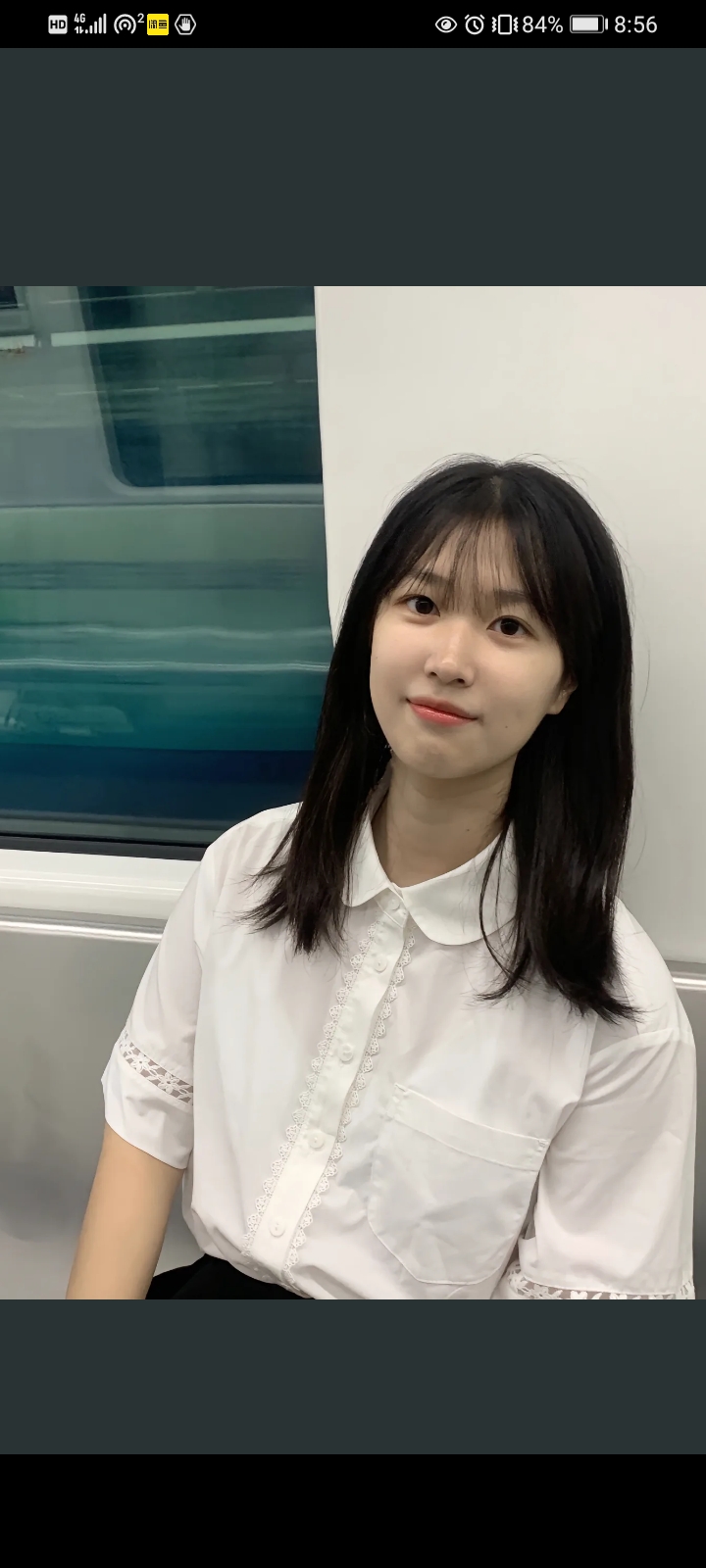 非常可爱的小姐姐,侧颜完美无缺,而正面的容颜更是赞美!让人心生爱意.