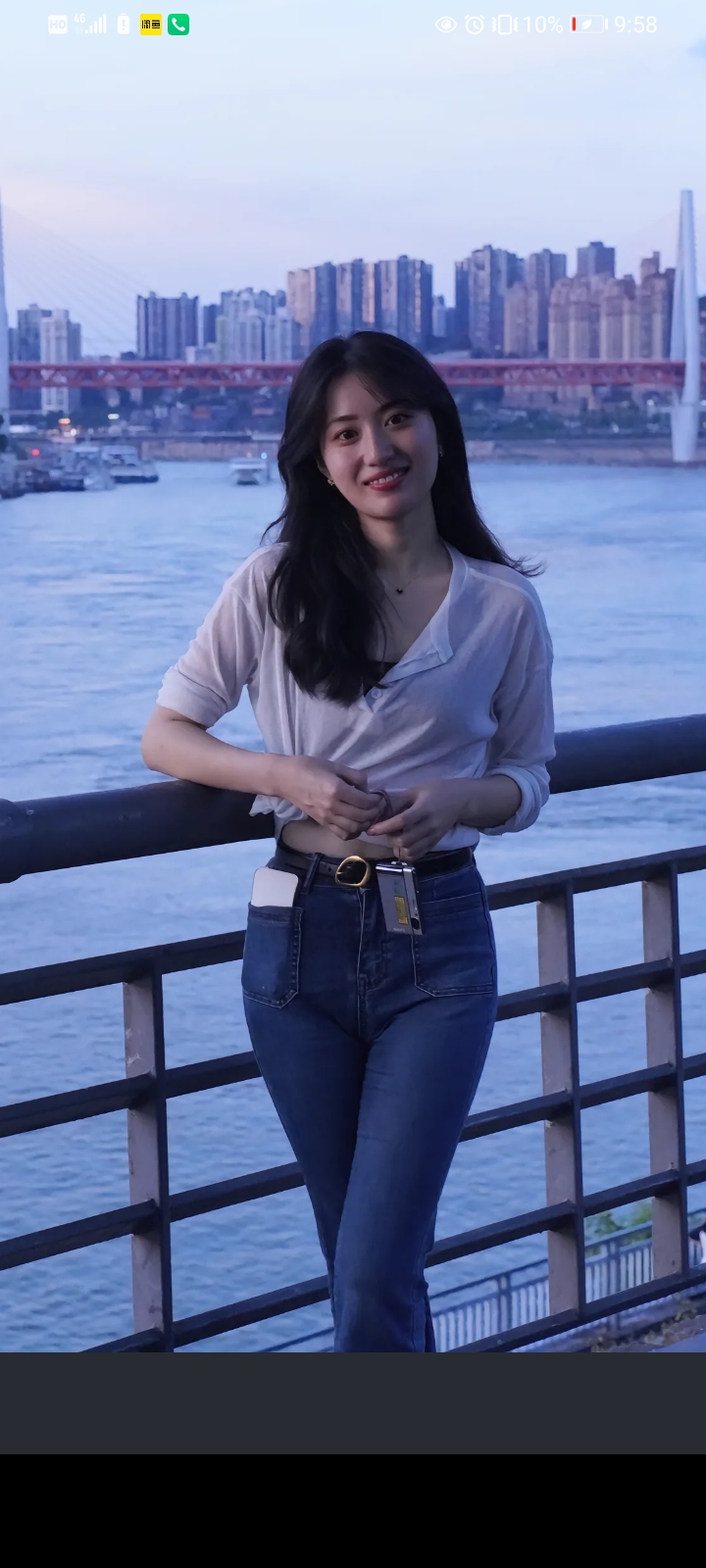 美女在重庆的江边自拍,滔滔东去的江水和清纯靓丽的人物相映成趣,不可