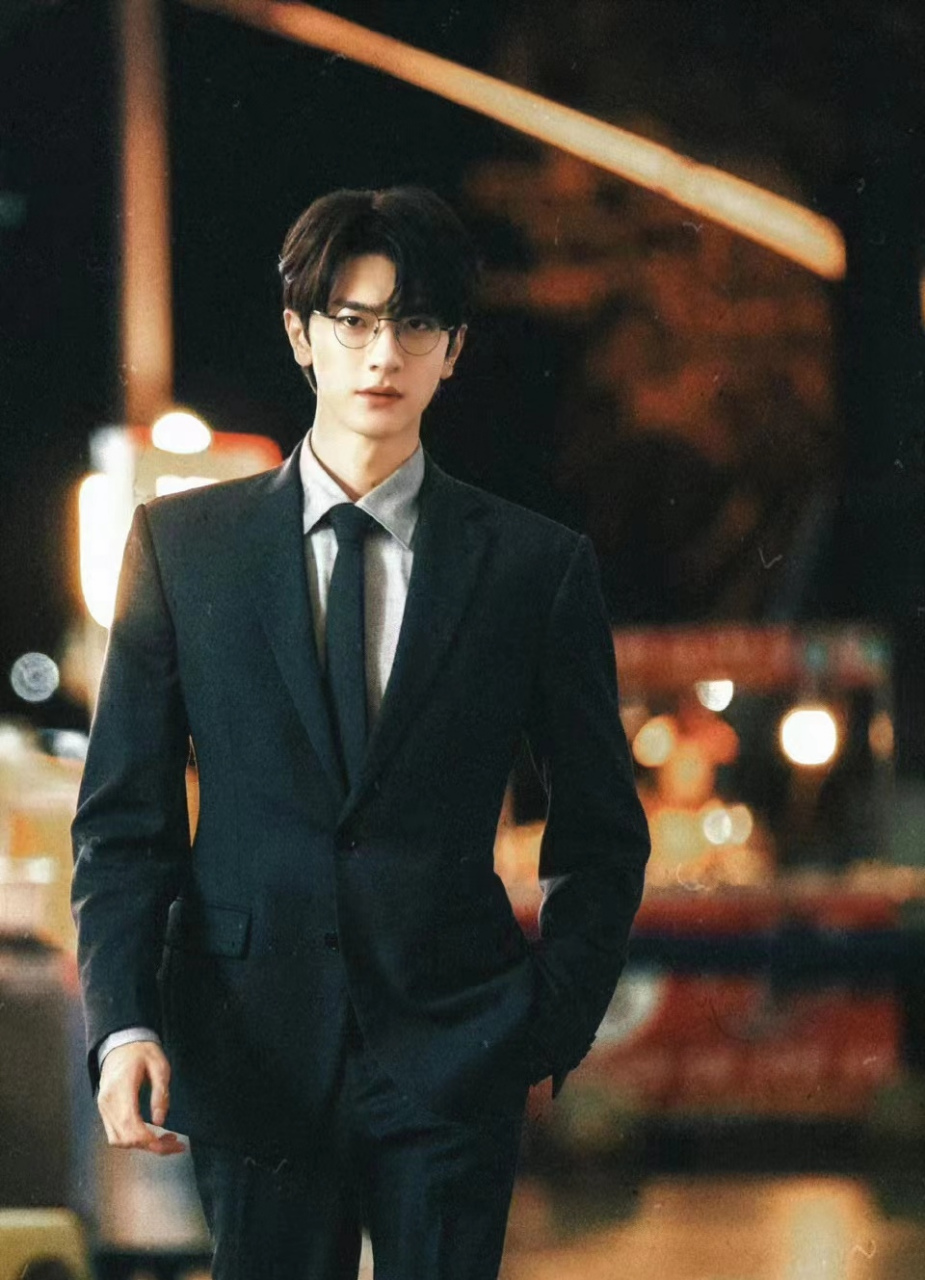 可以看下林一在脱轨里的西装造型,帅的没边 林一,夜色中的都市行者