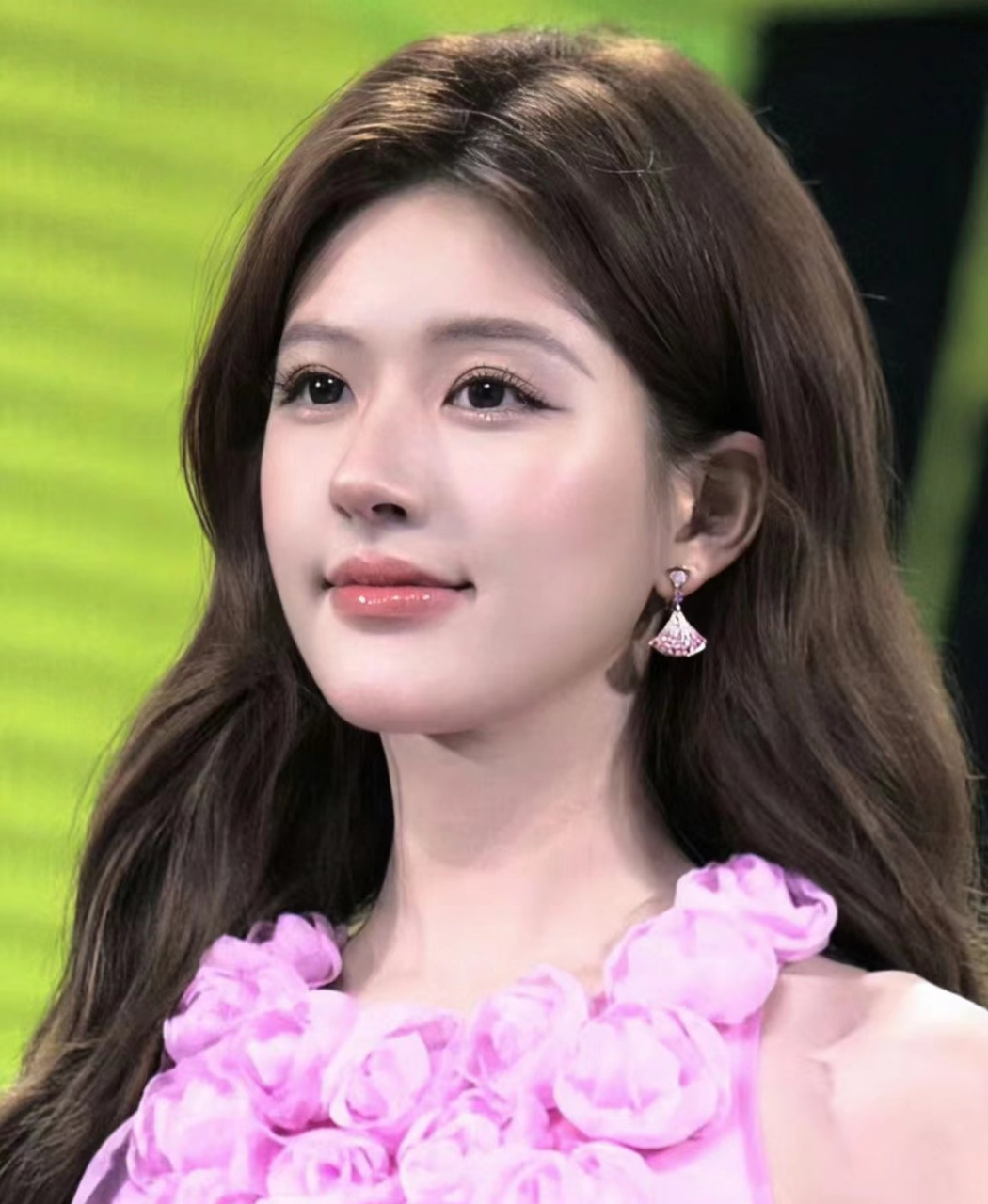 赵露思在"今晚的舞台,@iu_hyorin 的笑容依然灿烂,让人心动不已.