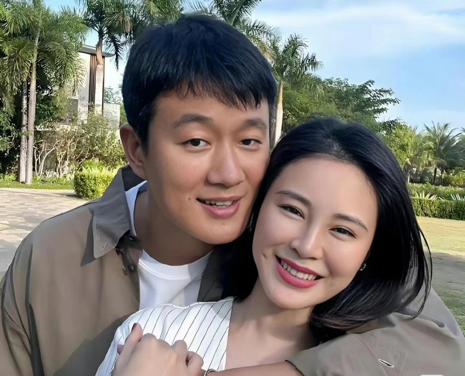 还记得之前,又一个冷笑话是——佟大为妻子生了一个女儿!