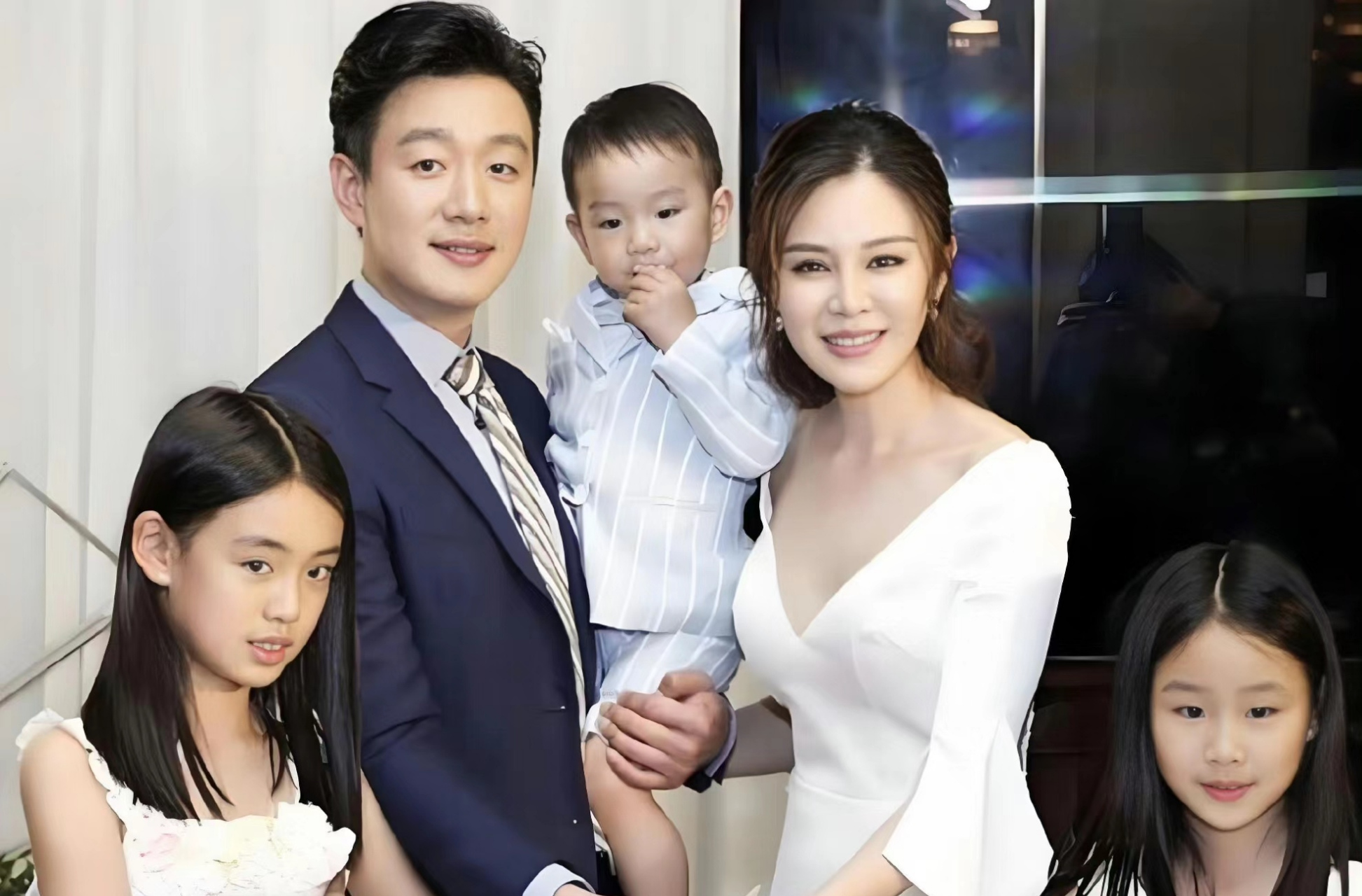 还记得之前,又一个冷笑话是——佟大为妻子生了一个女儿!