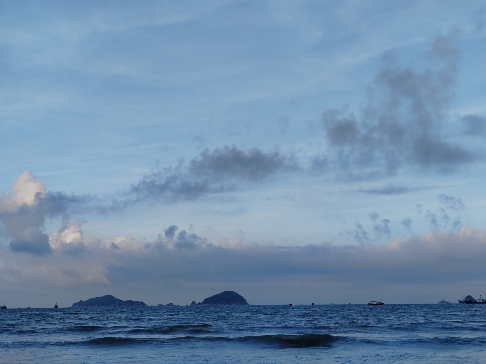 汪洋大海,碧波荡漾,人生就像大海,有时风平浪静,有时风大浪涌,但总能