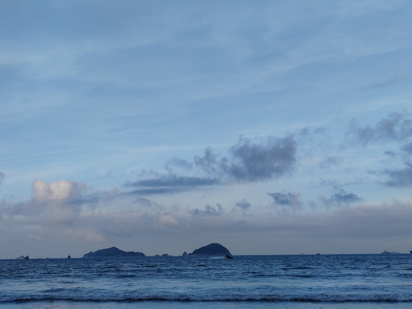 汪洋大海,碧波荡漾,人生就像大海,有时风平浪静,有时风大浪涌,但总能