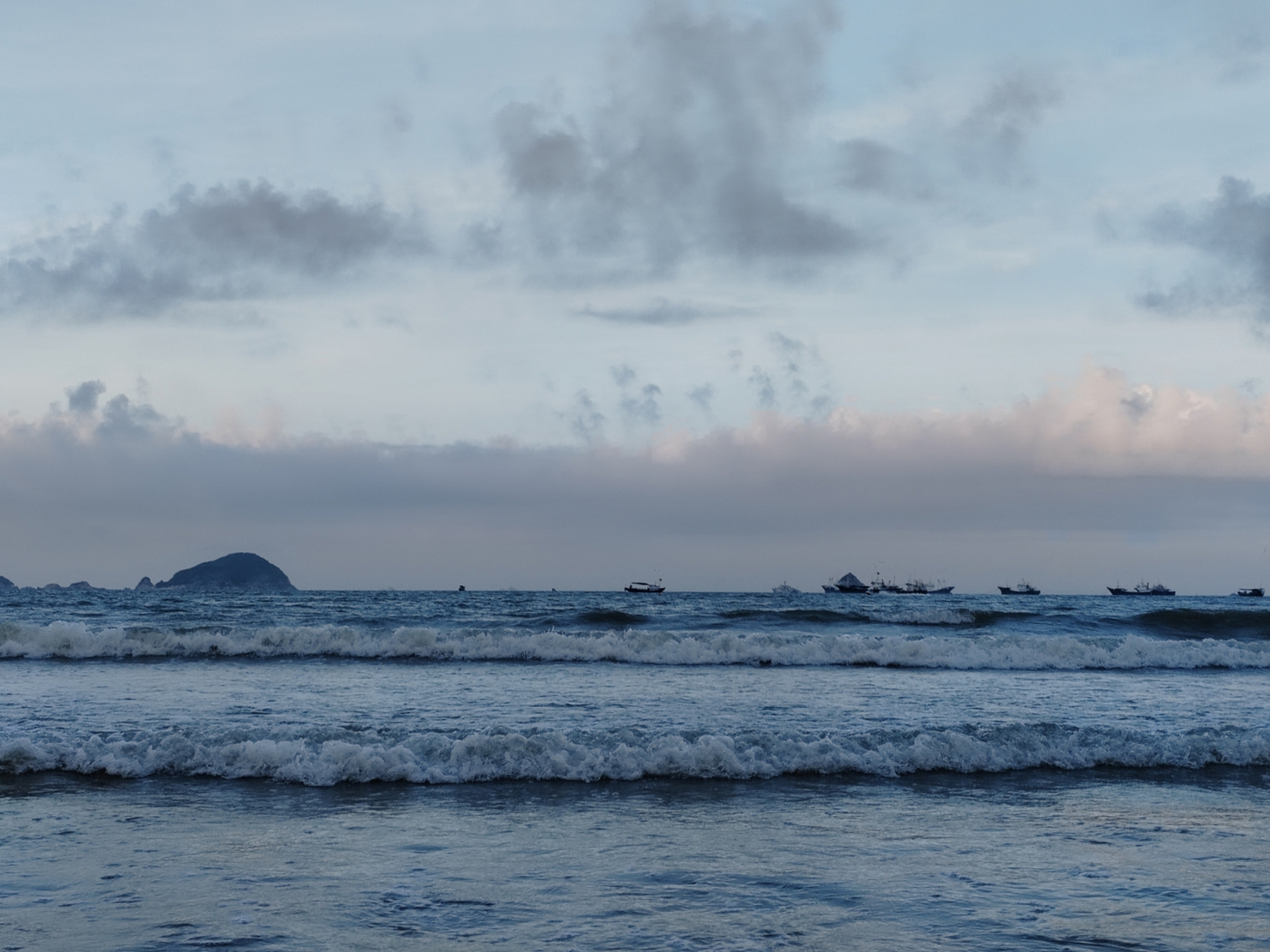 汪洋大海,碧波荡漾,人生就像大海,有时风平浪静,有时风大浪涌,但总能