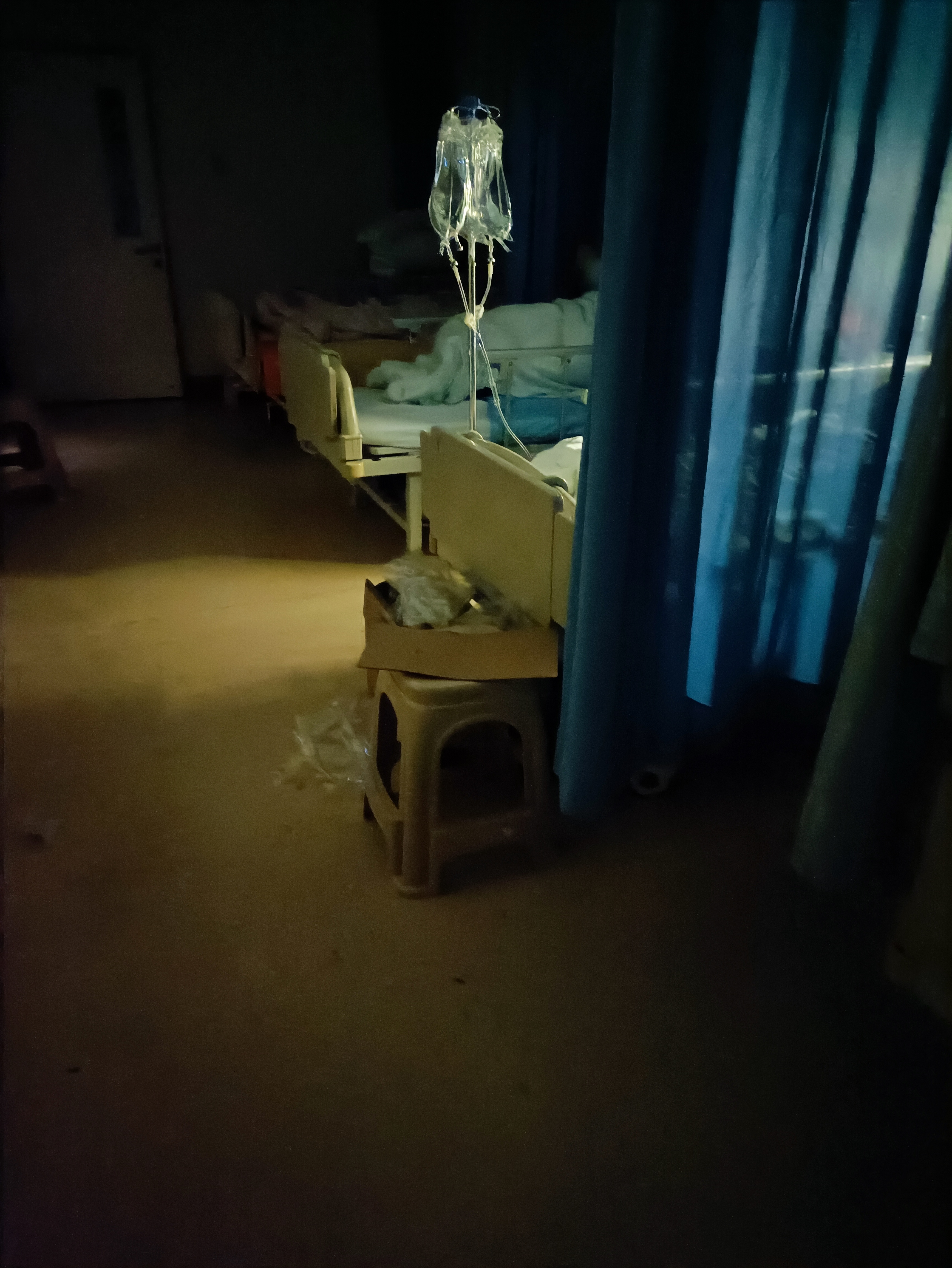 晚上拍病人照片晚上,躺在病床上的病人郑州住院部陪床晚上图片陪护