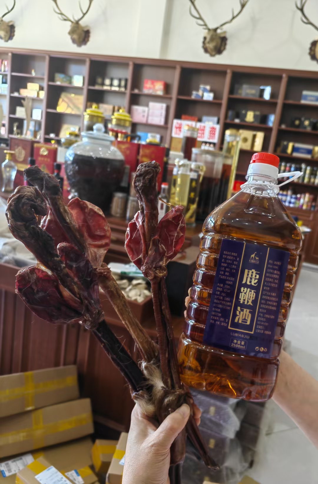 养生锅前,滴滴香浓,注入生活的温暖.大补酒,每桶5斤,42度