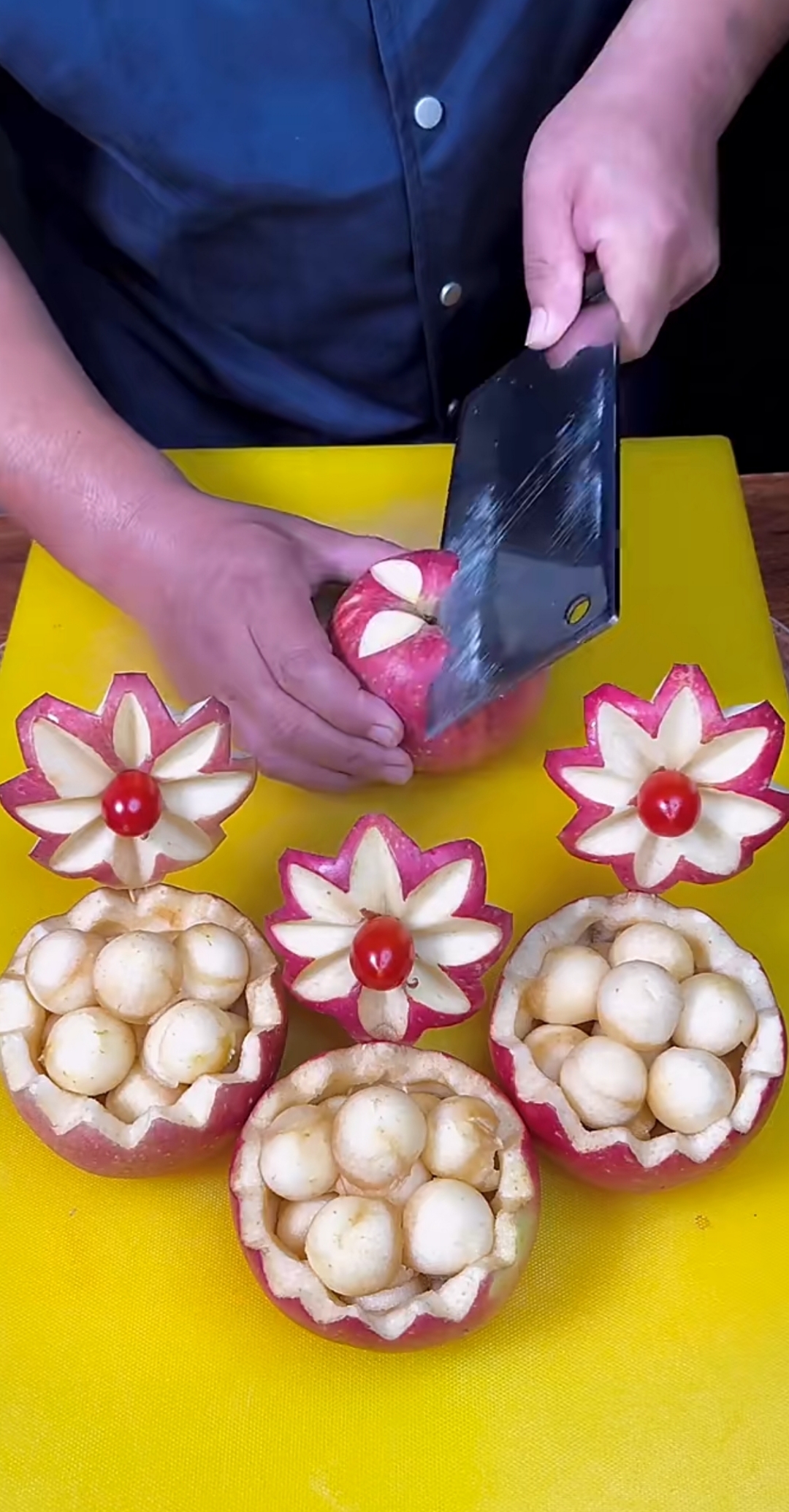 洗净苹果用刀在苹果顶端精心切出三刀,这需要一定的耐心和技巧,才能切