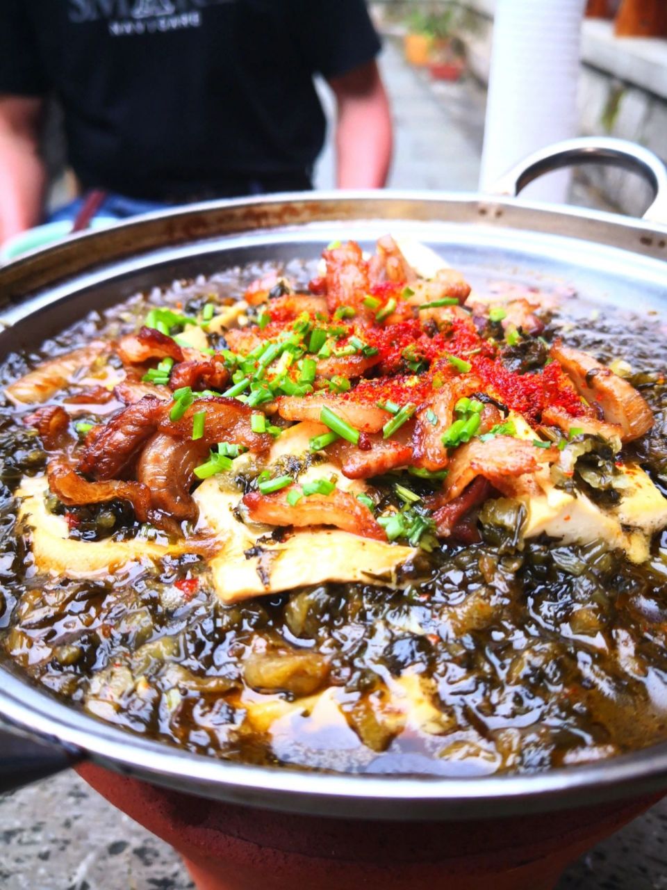 自己腌的菜真香,配上五花肉和一点点辣椒,豆腐炖得很有味道,真棒.