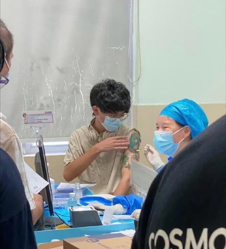 疫苗注射室里的小插曲,小哥哥的手臂纹绣图案非常浓厚,护士小姐姐都不