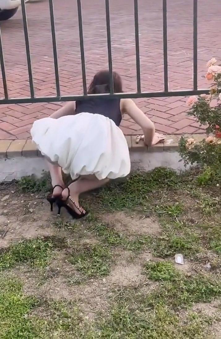 这个大姐穿戴也不差啊,黑白搭配的裙装看着还挺时髦的,想不到怎么会