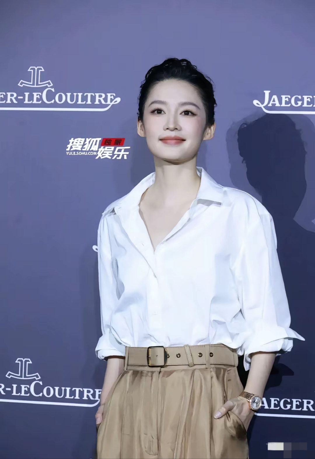 现在明星时尚造型,要么拼命扮嫩,要么用力过猛搞性感,李沁却成了清流