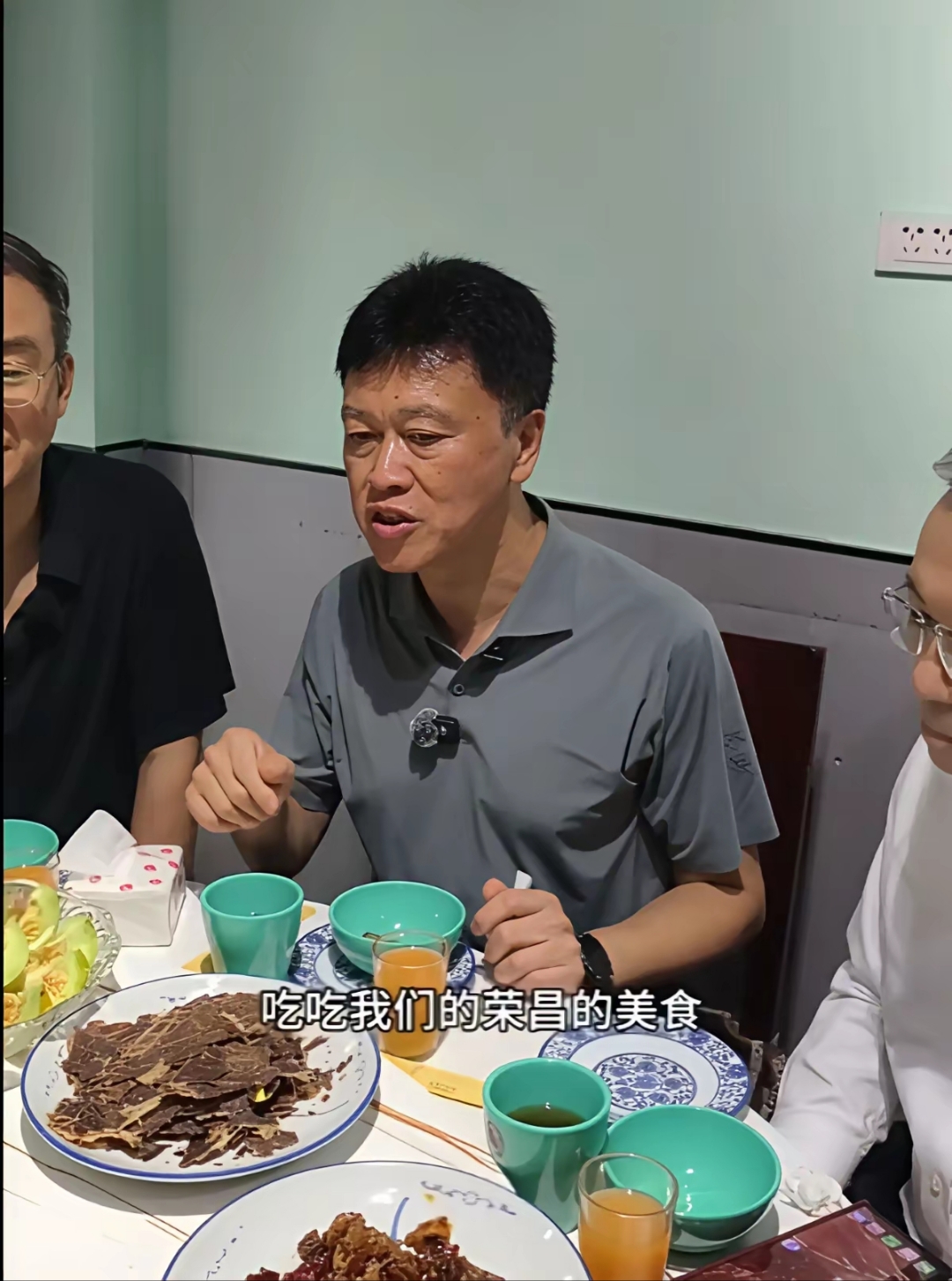 荣昌区委高书记自掏腰包下馆子请客,这波操作真叫人眼前一亮!