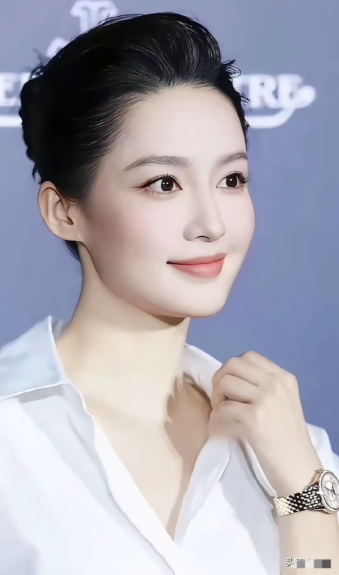 现在明星时尚造型,要么拼命扮嫩,要么用力过猛搞性感,李沁却成了清流