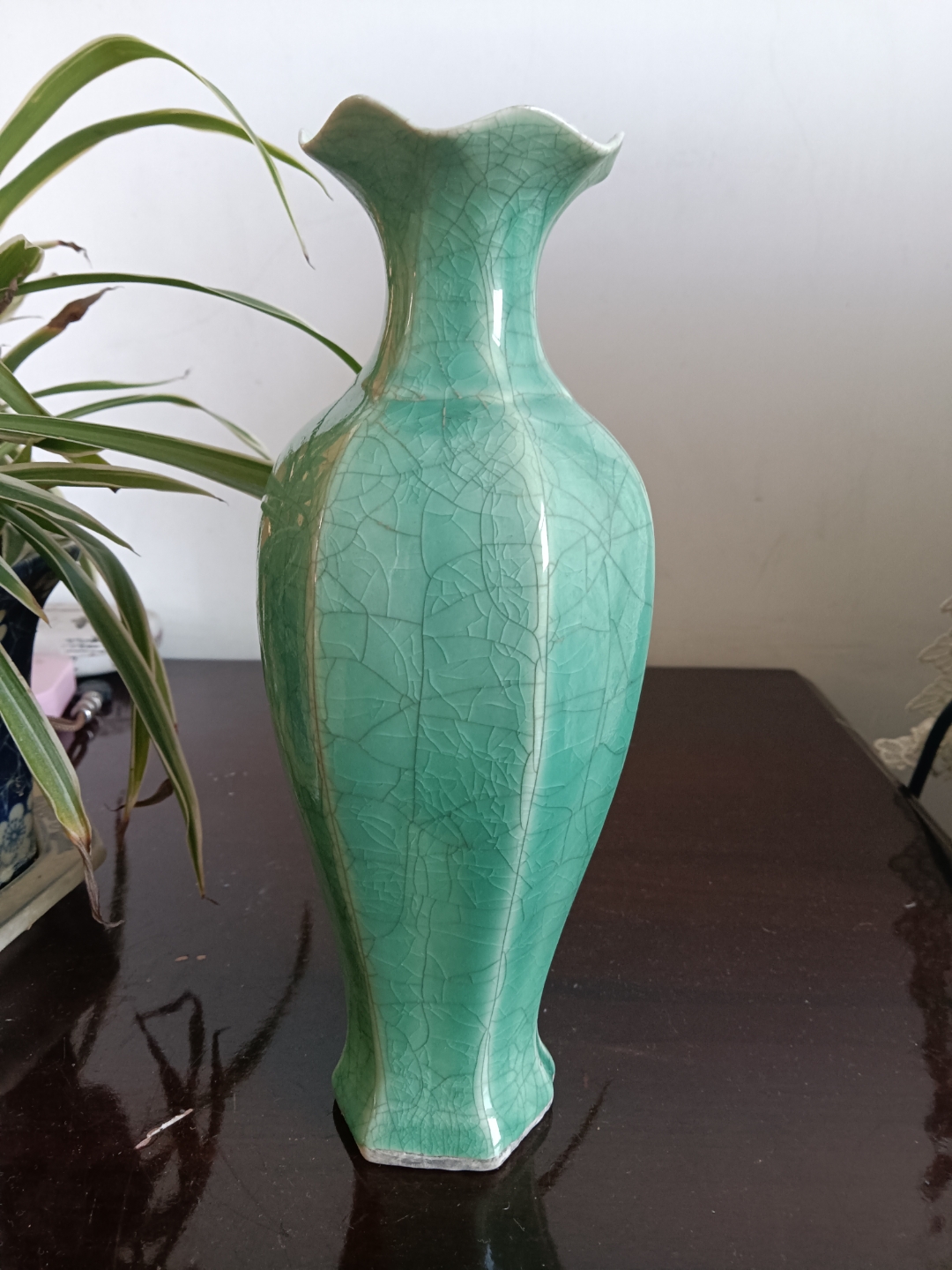 五代后周时期的御窑瓷 周世宗的柴窑瓷,均为小器,颜色艳丽,据记载:有