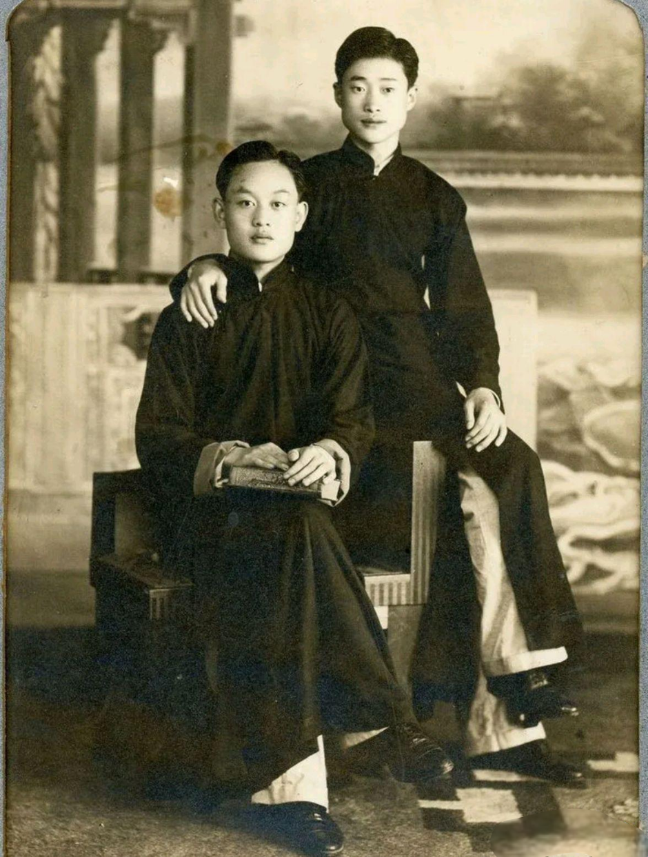 这张民国时期两个长相清秀,身穿长衫,脚穿皮鞋的帅哥的合影有没有让你