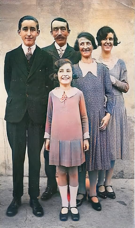 这是一张1920年拍摄的美国一个五口之家的全家福老照片,照片中的祖孙