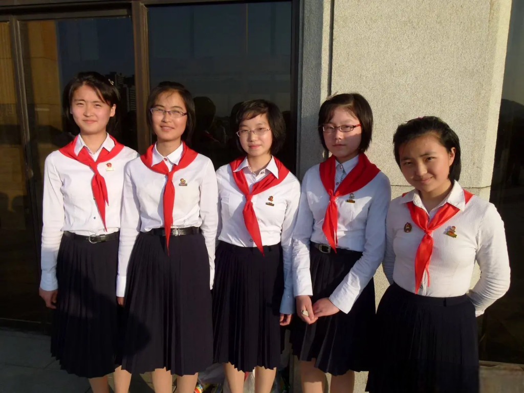 从网上看到两张朝鲜学生戴着红领巾的照片,原来他们也有戴红领巾的