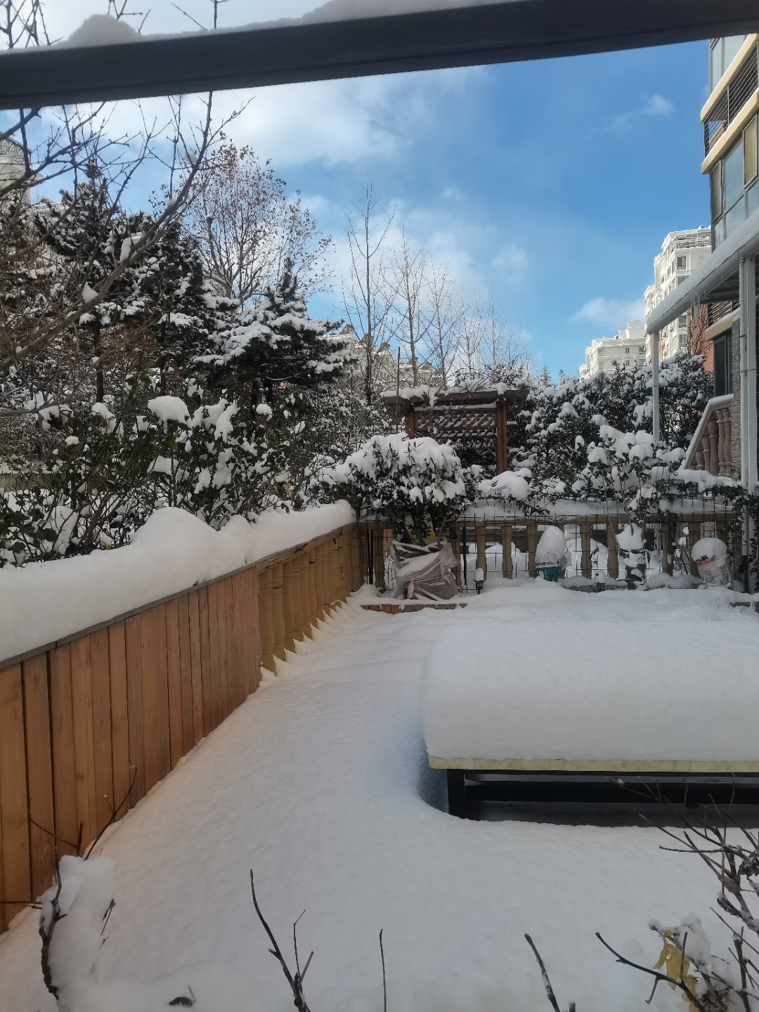 别墅院子雪景图片