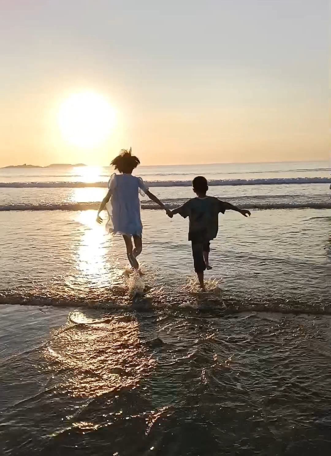 姐弟图片唯美背影父母与已婚子女好好相处一大人一小孩背影图片姐弟