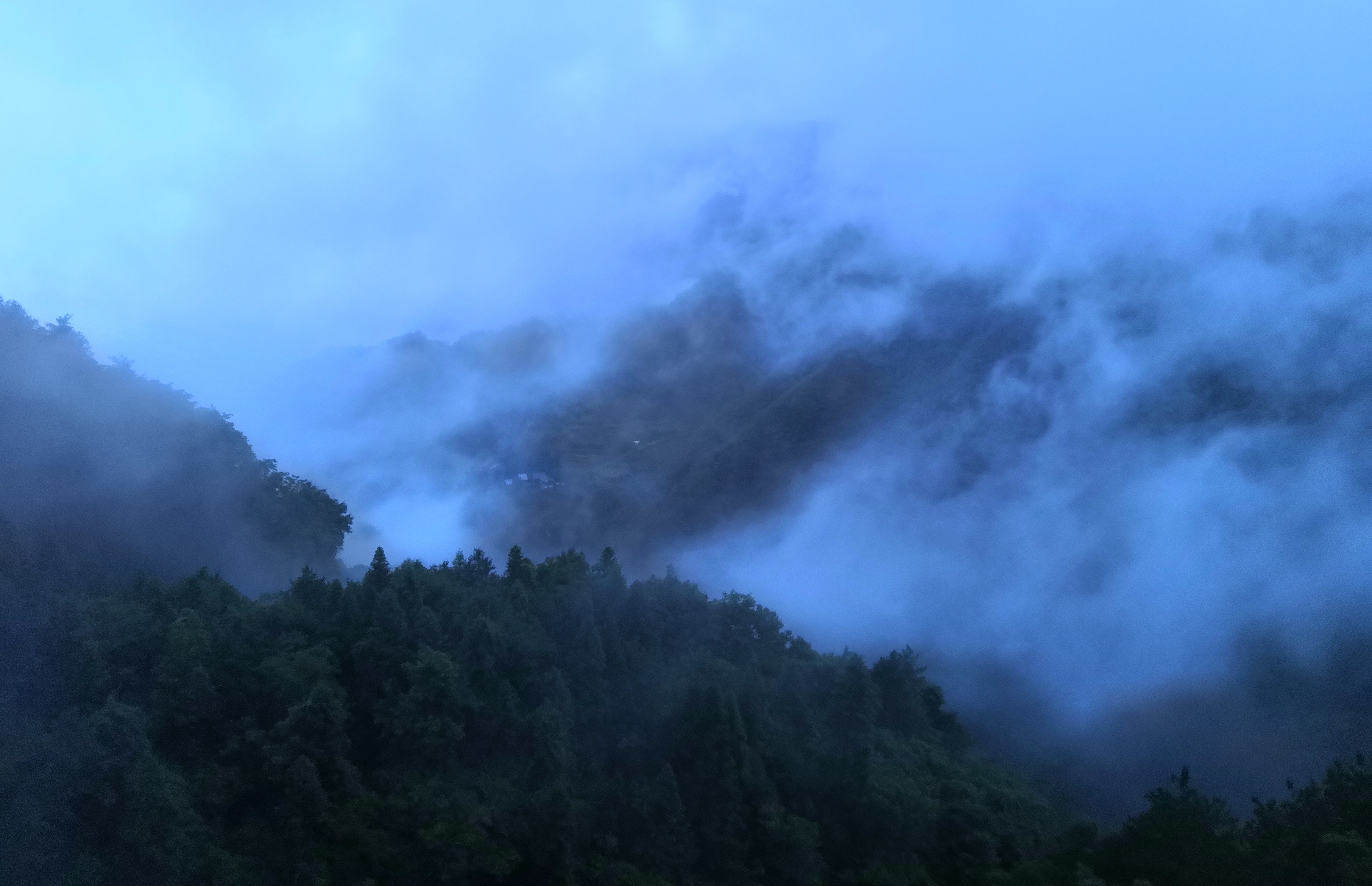 山间晨雾缭绕,宛如仙境,让人心旷神怡