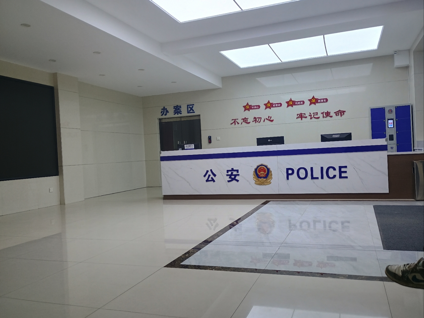 在短视频构建的"江湖"叙事里,暴力被美化为义气凭证,看守所经历异化成