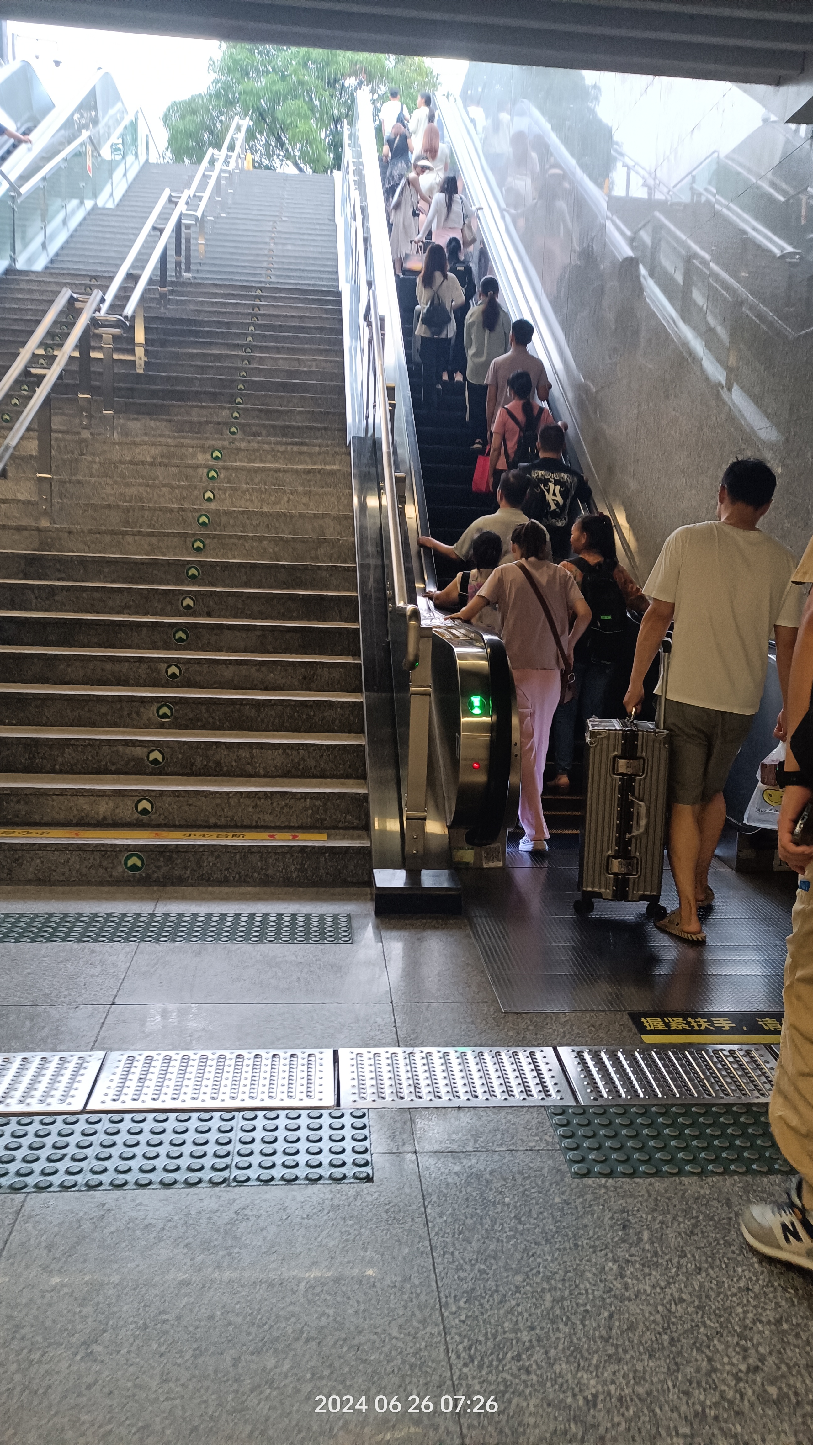 匆匆过客的身影,生活的一角.