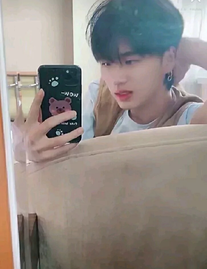 分享神图#宝藏男孩神秘的贺某人#  真是太帅了!