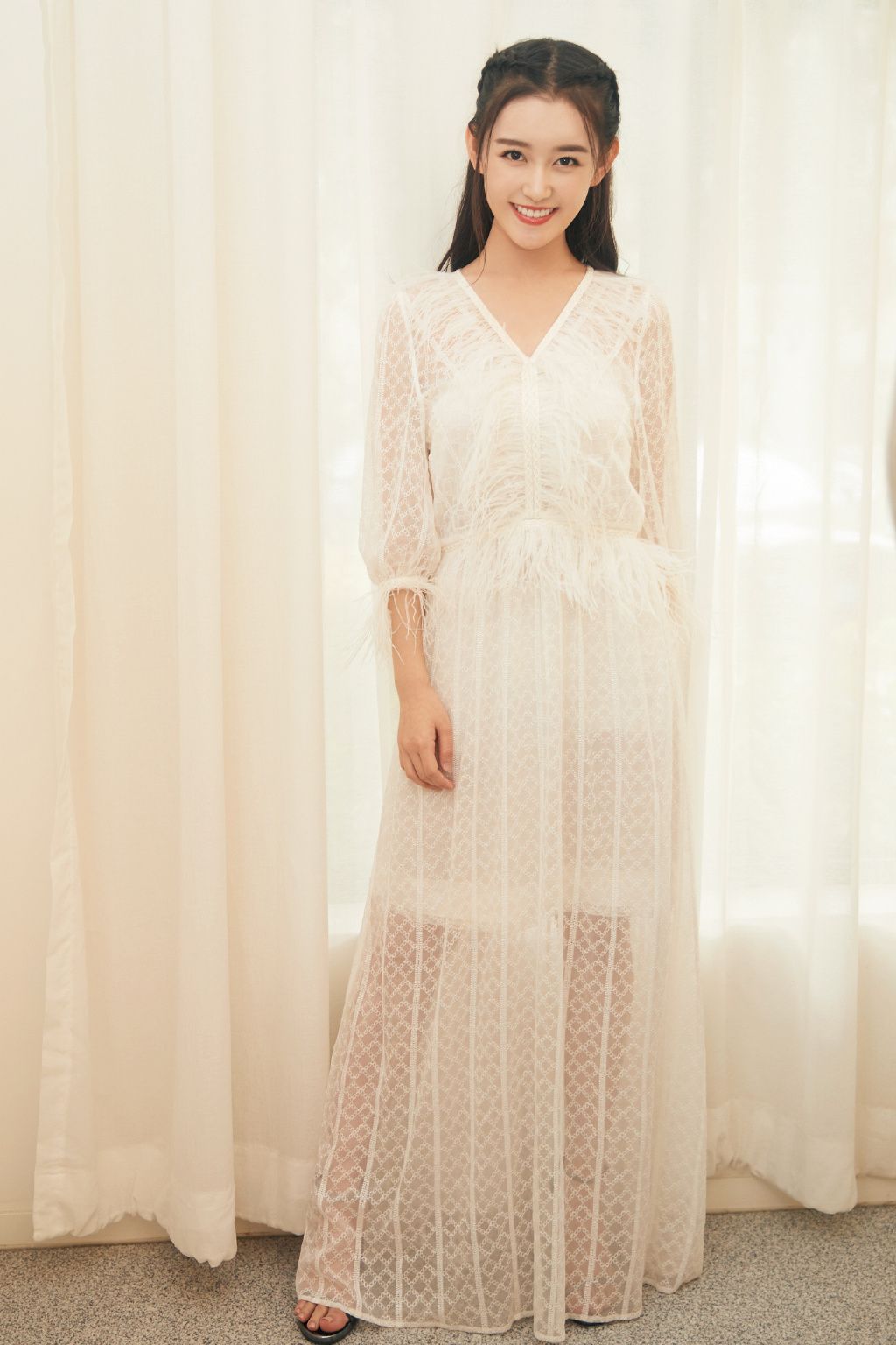 今天和22岁的蒋依依女神一起在北京市朝阳区的小公园散步,她穿着纯