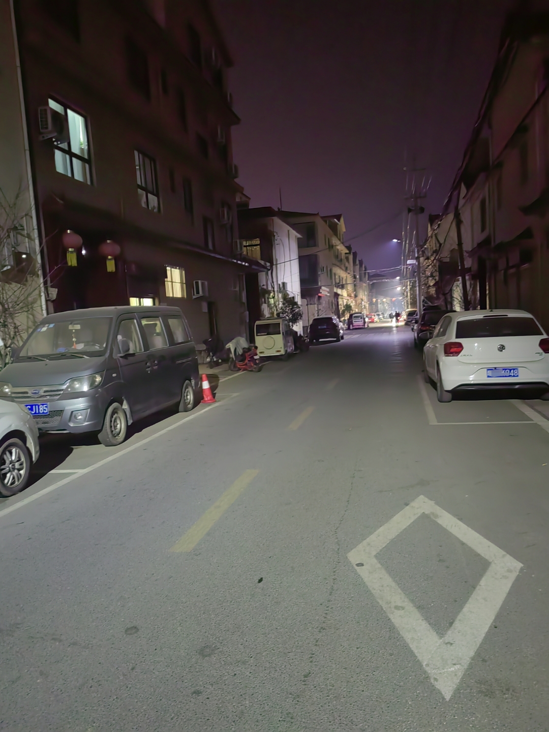 —真不想带耳机,在街上拿着手机