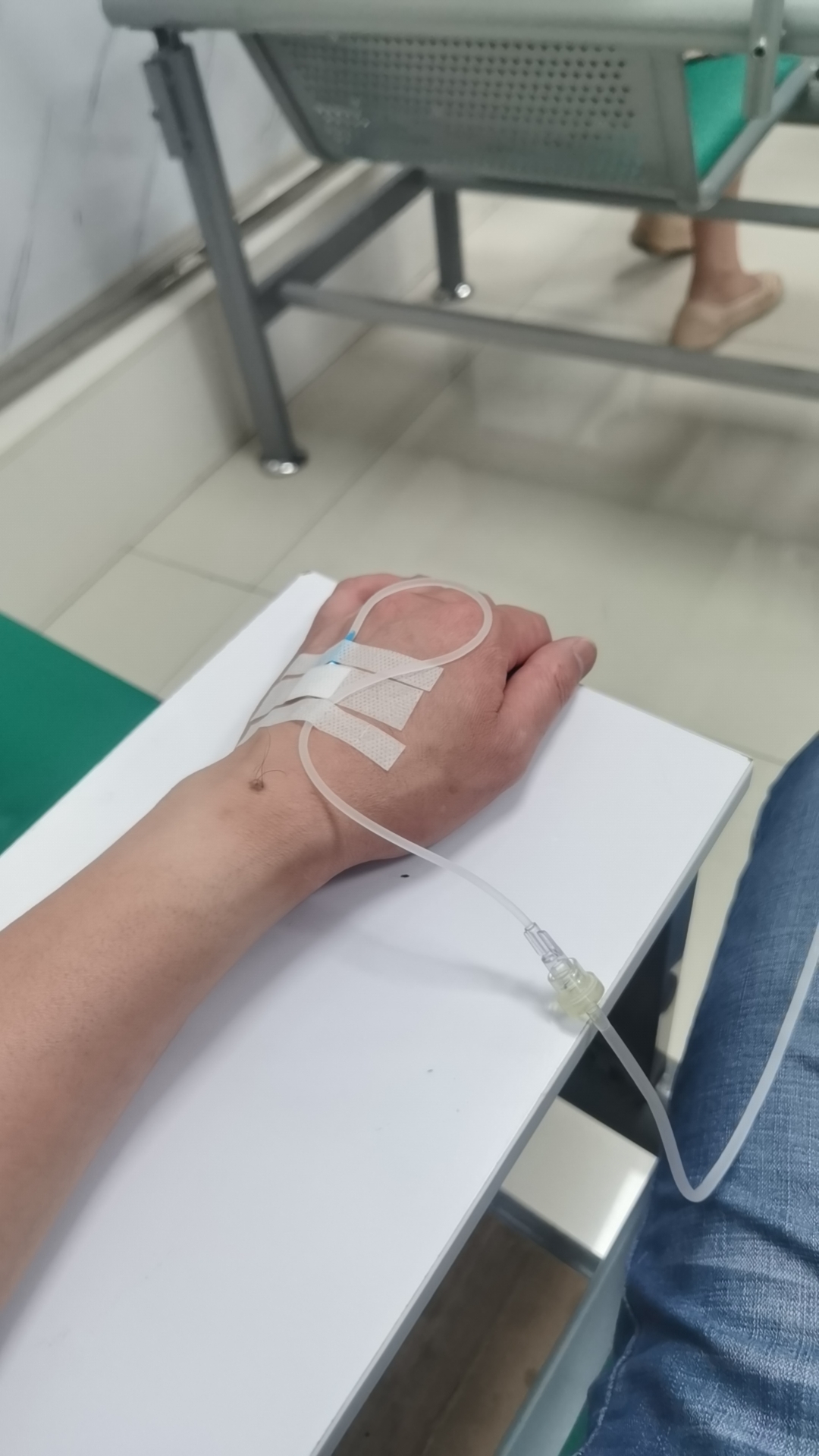 过两天牙龈肿痛,男生手腕关节发肿药水输液故障乌鲁木齐医院打针图片