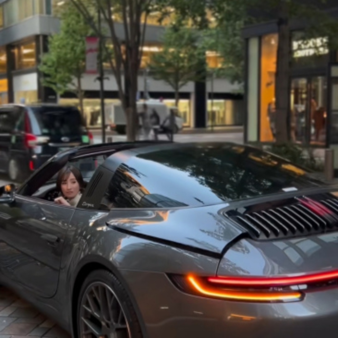 高手无处不在,时尚美女驾驶又酷又飒跑车,和车友来一场速度与激情