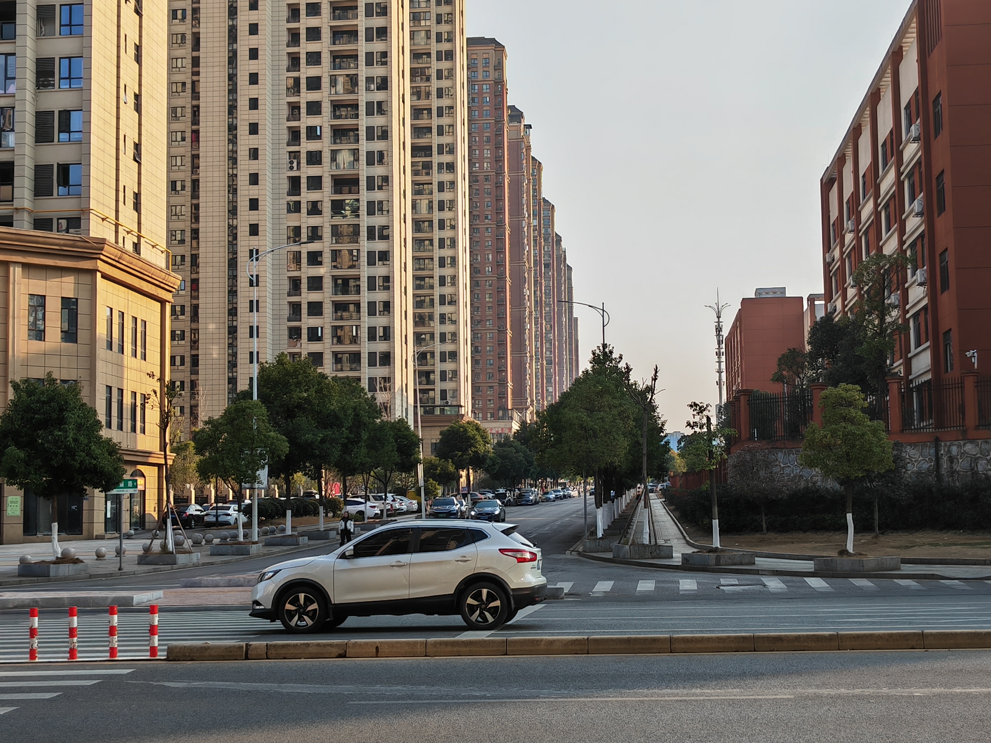 今天周末,乘坐高铁来到怀化市鹤城区,在体育中心附近金时花园小区