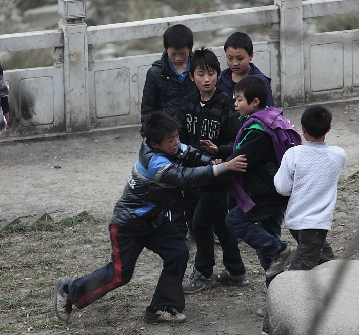 聚堆追逐图片凉山小孩打闹一挑六图片打架图片多儿水磨群青年斗殴70