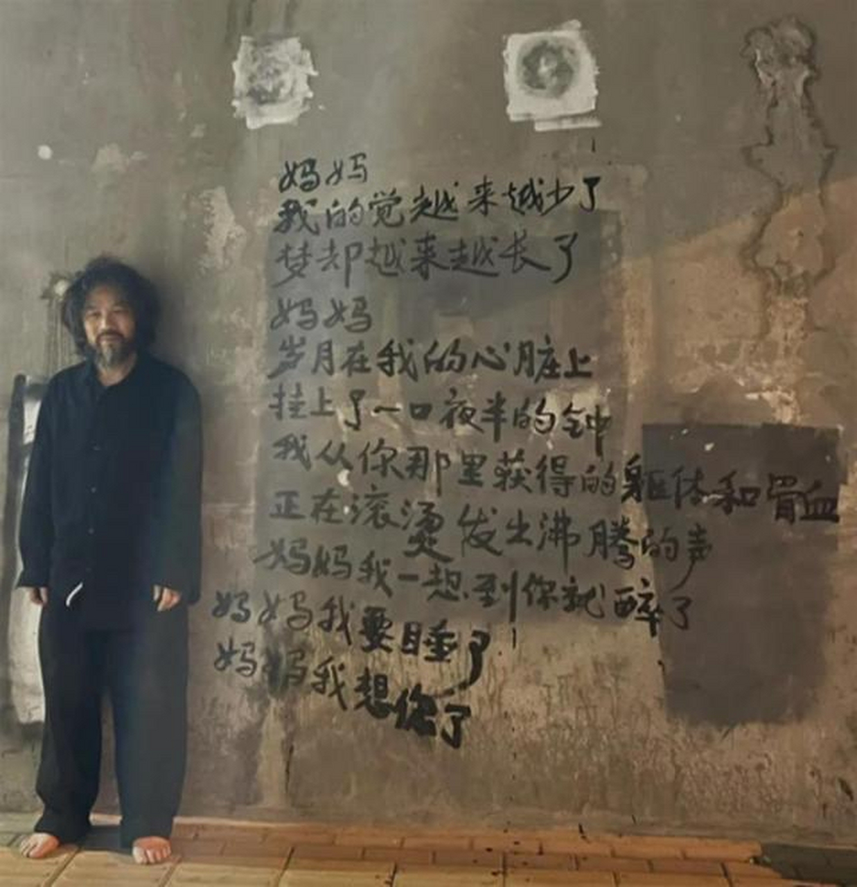 妈妈 文/张伯翼 妈妈 我的觉越来越少了 梦却越来越长了 妈妈 岁月在