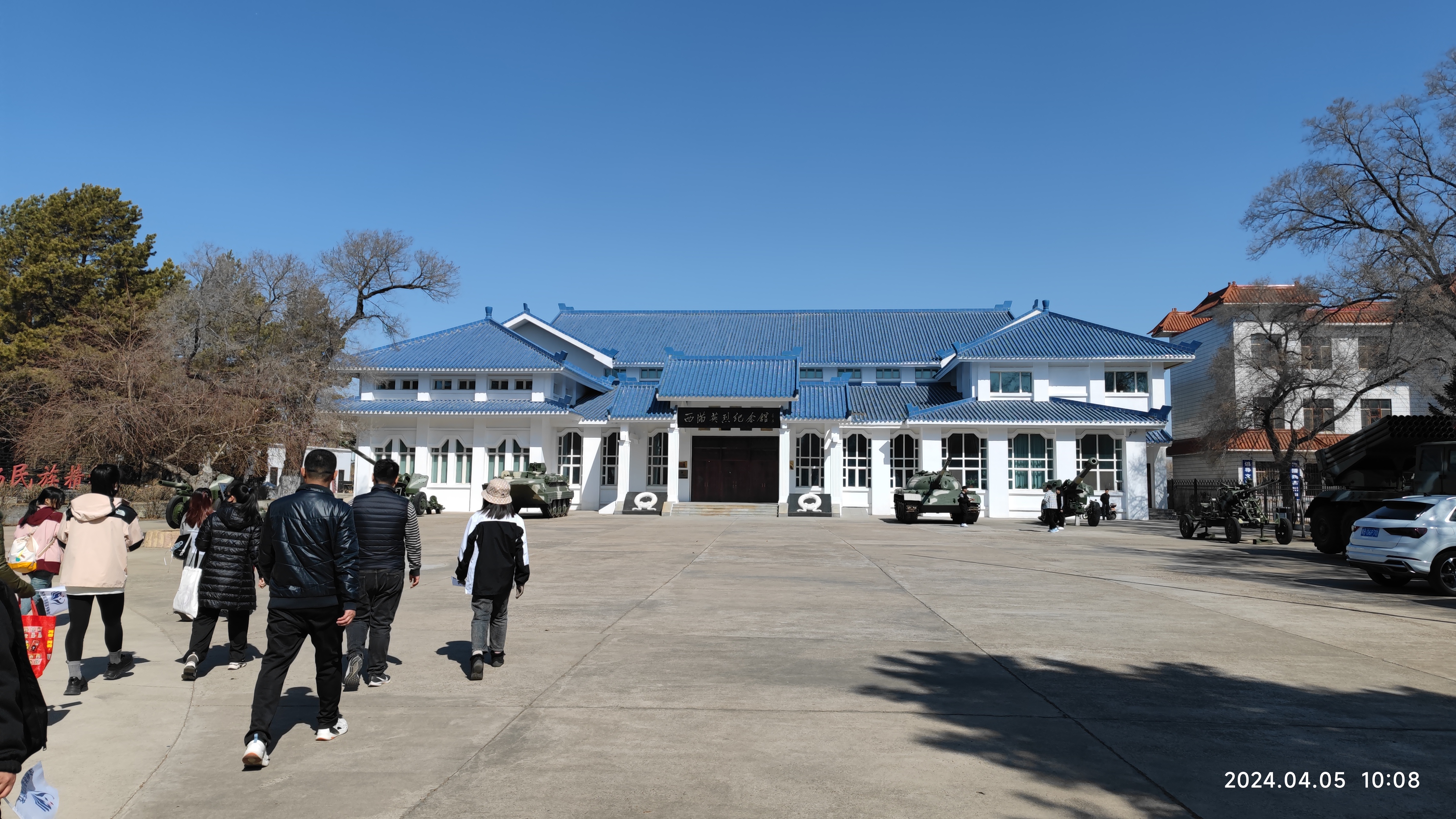 抬头是蓝天映衬下的高楼,仿佛梦想触手可及